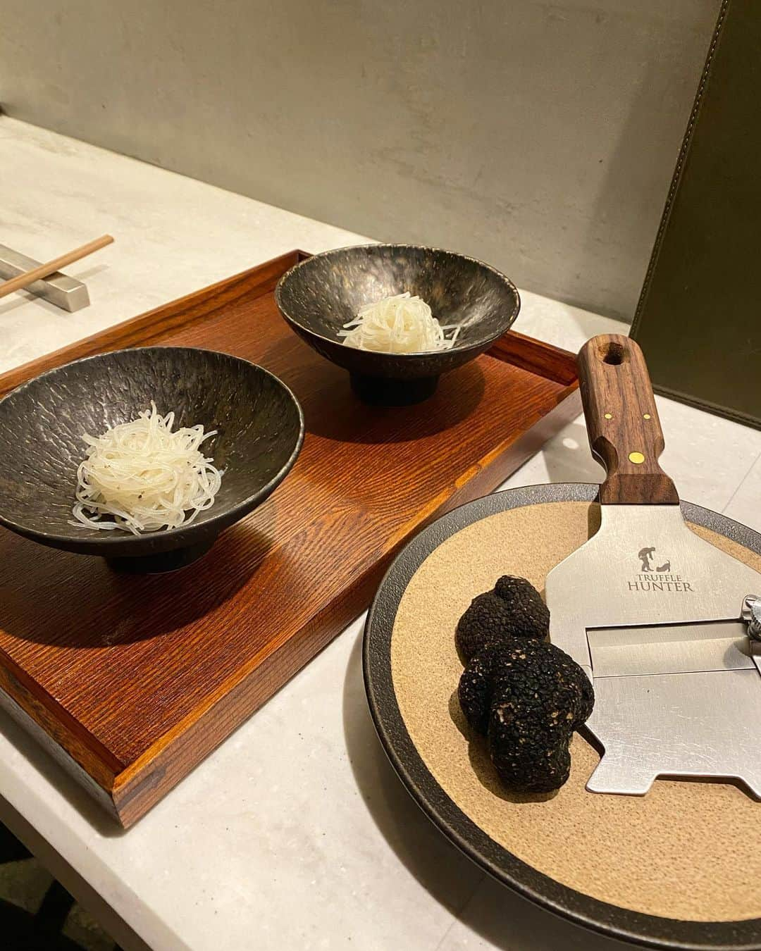 MIKAさんのインスタグラム写真 - (MIKAInstagram)「CINA New Modern Chinese🥡🥢 ずっと行きたくてやっと行けたんだっ お料理全部美しくて美味しくて新感覚✨✨ 真っ黒なのはエビの黒チリなの🍤😳🖤 今度は火鍋も食べたいな🍲🤤 #cinamodernchinese #chinesefood #dinner #ebisu #nomnom #girlsnight」12月13日 20時54分 - cjd_mika