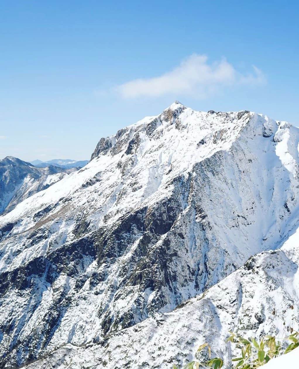 登山*トレッキング*アウトドア『.HYAKKEI』さんのインスタグラム写真 - (登山*トレッキング*アウトドア『.HYAKKEI』Instagram)「谷川岳から望む万太郎山の写真です！🏔﻿ 素晴らしい天気ですね☀️﻿ こんな天気の良い日に登れる強運の持ち主になりたいものです！﻿ ﻿ ﻿ photo by @mattsunnosuke  ﻿ ﻿ ﻿ ﻿ あなたの山の思い出picを#hyakkeime で投稿してください！みんなで素敵なお山ギャラリーをつくりましょー！﻿ ﻿ ﻿ ﻿ #登山好きな人と繋がりたい #登山 #山登り #山歩き #山が好き #landscape #絶景 #日本の絶景 #as_archive #vsco #reco_ig #光と影 #雪山 #谷川岳 #万太郎山」12月13日 20時55分 - hyakkei_me