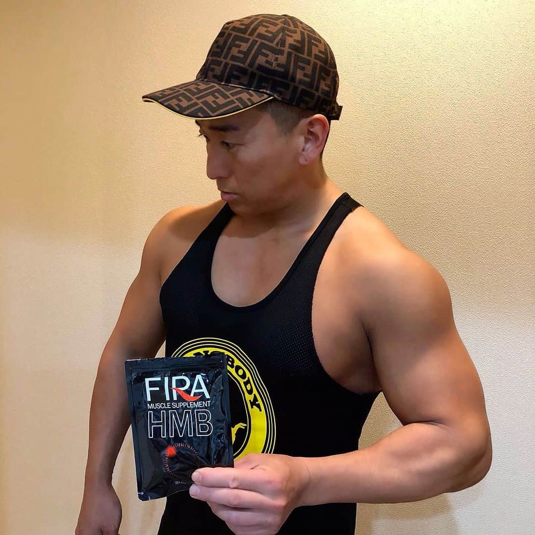 Tadashi Itoのインスタグラム：「🏋🏽‍♂‍ オフシーズンでバキバキじゃないですが🙄   トレーニングと同じくらい食事管理は大事です🍚   僕は食事制限と運動で不足した栄養はファイラで補ってるよ💊   ファイラは以前から愛飲してるんだけど、水さえあればどこでも飲めるし サプリだからジムにも持っていきやすいのでオススメ👍   来年に向けてこれからもトレーニング頑張るぞ💪🏽✨   @firamuscle   #ファイラ　#HMBサプリ　#筋トレ　#HMB #食事管理　#PR」