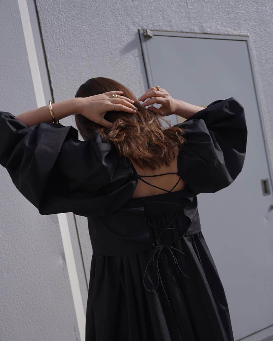 JUNNAのインスタグラム：「【先行受注】 @etretokyo  #2021ETRE_ss  只今YouTubeでご紹介中の春の新作  ⚪️スクエアネックボリュームドレス  このワンピースは昨年 SS Collectionで大人気だった ボレロとキャミワンピースのセットのアップグレードバージョンです  ボレロ単品使いも可愛いし キャミワンピース単品でも可愛い ドッキングでも可愛いアイテム  🌿2021 SPRING COLLECTION PRE ORDER  ⚪️ONLINE STORE 12/10(木)19:00 -12/17(木)12:00PM  ⚪️LUMINE SHINJUKU 12/10(木) -12/16(水)  #etretokyo #春服 #春#春コーデ#春メイク#156cm#therow#YouTube#2021SS#カスタード」
