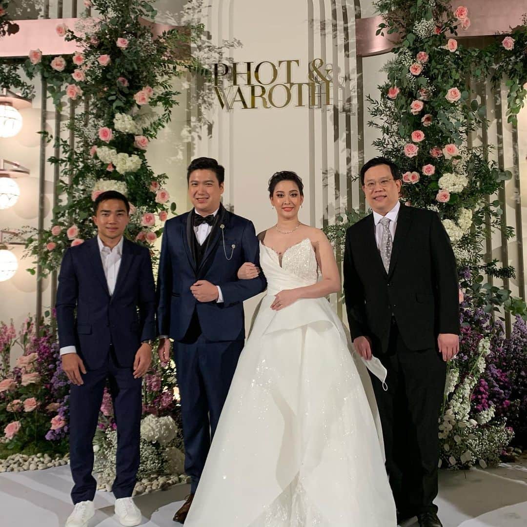 チャナティプ・ソングラシンのインスタグラム：「Congratulations  Phot & Varoth ❤️🥰」
