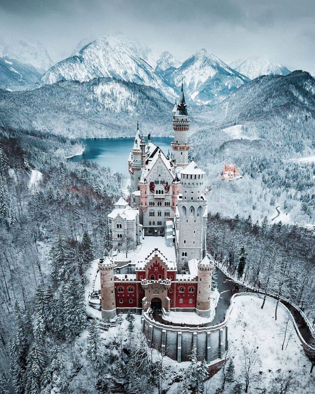 Discover Earthさんのインスタグラム写真 - (Discover EarthInstagram)「How beautiful are those winter castles In Germany? Which one is your favourite ? (1) Neuschwanstein  or (2) Hohenschwangau?  Germany is dotted with many beautiful castles of varying shapes, sizes and functions – from romantic fantasy palaces to imposing military forts and picturesque manor houses.  #discovergermany🇩🇪 with @tom_juenemann  . . . . .  #germany  #europe  #castles  #adventure  #travelling  #photo  #castlesofinstagram  #wanderlust  #picoftheday  #zamek  #art  #castles_oftheworld  #chateau  #instagood  #love  #beautiful  #medieval  #landscape  #photooftheday  #trip  #travelgram  #nature  #architecture  #history  #photography  #travelphotography  #travel  #castle」12月13日 21時00分 - discoverearth