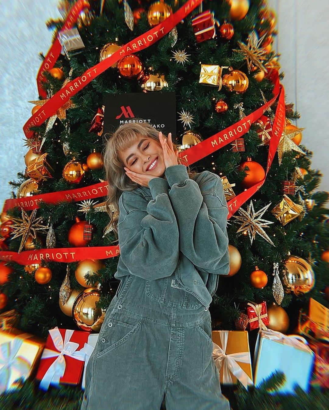 雨森はなこさんのインスタグラム写真 - (雨森はなこInstagram)「大好きな季節きたー🎄🎁♥️ ツリーとかイルミネーションとかとにかくクリスマスの装飾をみると昔からワクワクがとまらない😂 この前の @d_project_official のみんなで行った大阪でのホテルに飾ってあったツリーが可愛すぎて一緒に写真撮ってみた😂😂♥️ #instagood#instadaily#christmastree#Xmas#love#ootd#outfitoftheday#marriotthotel#osaka」12月13日 21時00分 - hanako7o4