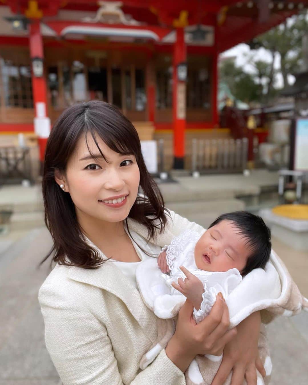 三佐和あやのインスタグラム：「✾..初宮参り.. ✾ 寒い日でしたが お天気に恵まれて、 よき日になりました✨ 御祈祷の時も すやすやご機嫌よくねんねでお利口でした✨ 今日は家族みんなで写真館で記念撮影もしたんですけど、その時は 起こしてもなかなか起きてくれなくて 目を開けてくれるちょっとのチャンスを狙って 撮影〜✨ お姉ちゃんズも御祈祷してもらった 天神さんで、とっても よい記念になりましたよ〜📸  宮参りがおわると あとはお食い初めと 桃の節句！お祝い行事がたくさんで忙しいですね〜😅  今日も わたしのお母さんに 主人の家族に みんな集まって にぎやかでした〜⤴︎⤴︎  #お宮参り #初宮参り #赤ちゃん #ベビフル #ベビスタグラム #ベビライフ #令和2年ベビー #2020年11月生まれ」