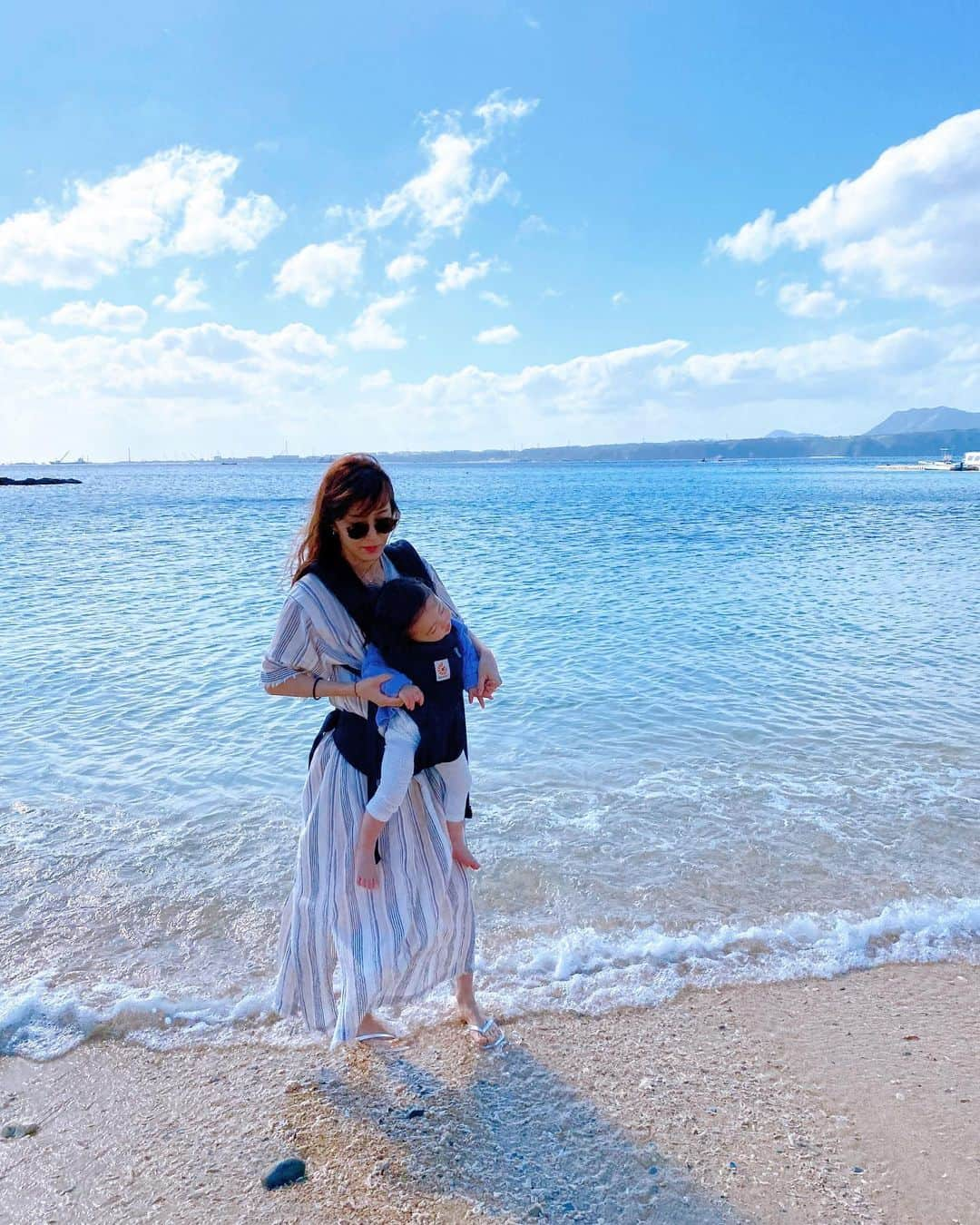 菊井彰子さんのインスタグラム写真 - (菊井彰子Instagram)「【沖縄カヌチャリゾート①】 沖縄旅行の宿泊はカヌチャリゾート🏝　@kanucha_resort  産前旅行でも泊まった思い出のリゾートホテルです。 敷地内はチャペルやゴルフ場もあるくらいとっても広くてカートで移動します🚗お部屋だけじゃなくてプライベートビーチやプールも最高なんです👏 もちろん、夏はアクティビティもできちゃうよ👙 毎年来れたらいいなぁと思える場所✈️😘 是非ともおすすめでぇーす‼️   #沖縄旅行  #沖縄観光 #沖縄 　#沖縄ゴートゥートラベル #ゴートゥートラベル #ゴートゥーイート #女子旅 #女子旅 #カヌチャリゾート #リゾートホテル #沖縄リゾートホテル　#おやばか部  #1歳 #女の子ベビー #女の子コーデ  #女の子のママ #女の子ママ  #赤ちゃんのいる暮らし #子連れ旅行  #ベビーグラム  #赤ちゃんとママ 　#成長記録　#育児記録 #コドモノ  #ベビライフ #ベビメモリ  #ベビスタグラム #ママカメラ #ベビフル　#サンキューグラマー #ままのて @tamahiyoinsta」12月13日 21時02分 - yanakiku_kiku