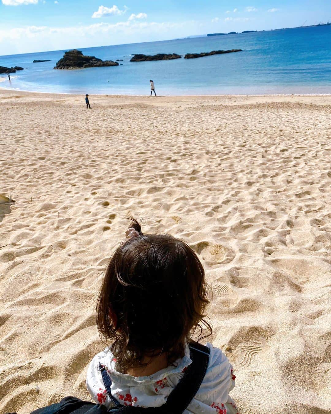 菊井彰子さんのインスタグラム写真 - (菊井彰子Instagram)「【沖縄カヌチャリゾート①】 沖縄旅行の宿泊はカヌチャリゾート🏝　@kanucha_resort  産前旅行でも泊まった思い出のリゾートホテルです。 敷地内はチャペルやゴルフ場もあるくらいとっても広くてカートで移動します🚗お部屋だけじゃなくてプライベートビーチやプールも最高なんです👏 もちろん、夏はアクティビティもできちゃうよ👙 毎年来れたらいいなぁと思える場所✈️😘 是非ともおすすめでぇーす‼️   #沖縄旅行  #沖縄観光 #沖縄 　#沖縄ゴートゥートラベル #ゴートゥートラベル #ゴートゥーイート #女子旅 #女子旅 #カヌチャリゾート #リゾートホテル #沖縄リゾートホテル　#おやばか部  #1歳 #女の子ベビー #女の子コーデ  #女の子のママ #女の子ママ  #赤ちゃんのいる暮らし #子連れ旅行  #ベビーグラム  #赤ちゃんとママ 　#成長記録　#育児記録 #コドモノ  #ベビライフ #ベビメモリ  #ベビスタグラム #ママカメラ #ベビフル　#サンキューグラマー #ままのて @tamahiyoinsta」12月13日 21時02分 - yanakiku_kiku