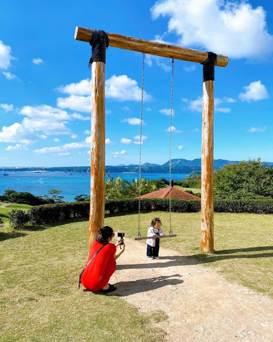 菊井彰子さんのインスタグラム写真 - (菊井彰子Instagram)「【沖縄カヌチャリゾート①】 沖縄旅行の宿泊はカヌチャリゾート🏝　@kanucha_resort  産前旅行でも泊まった思い出のリゾートホテルです。 敷地内はチャペルやゴルフ場もあるくらいとっても広くてカートで移動します🚗お部屋だけじゃなくてプライベートビーチやプールも最高なんです👏 もちろん、夏はアクティビティもできちゃうよ👙 毎年来れたらいいなぁと思える場所✈️😘 是非ともおすすめでぇーす‼️   #沖縄旅行  #沖縄観光 #沖縄 　#沖縄ゴートゥートラベル #ゴートゥートラベル #ゴートゥーイート #女子旅 #女子旅 #カヌチャリゾート #リゾートホテル #沖縄リゾートホテル　#おやばか部  #1歳 #女の子ベビー #女の子コーデ  #女の子のママ #女の子ママ  #赤ちゃんのいる暮らし #子連れ旅行  #ベビーグラム  #赤ちゃんとママ 　#成長記録　#育児記録 #コドモノ  #ベビライフ #ベビメモリ  #ベビスタグラム #ママカメラ #ベビフル　#サンキューグラマー #ままのて @tamahiyoinsta」12月13日 21時02分 - yanakiku_kiku