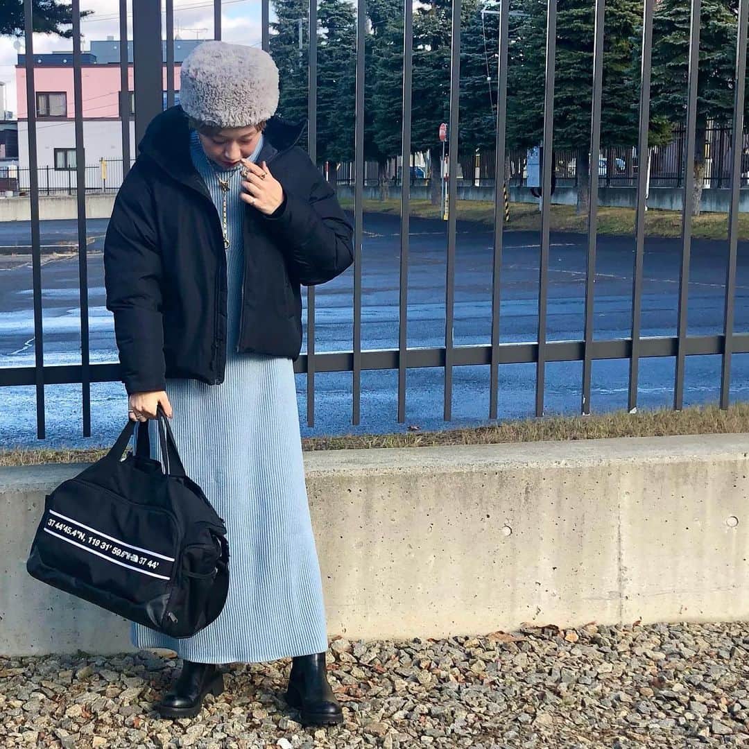 ◆miki◆のインスタグラム：「* * 🐋🐋🐋 * 去年作って大好評だったメーテル帽💓 引っ張り出して乗っけてみました💂🏻‍♀️  やっぱり可愛い～☺️❤️ コーデのポイントにもなるし なんせふわっふわで暖か～い‼️ 全然チクチクしまへん‼️  グレー、ブラウン、ブラック、ベージュの4色展開ですぅ  着画の詳細はサイトへ🤳🏻 プロフから飛べますー🤳🏻  オーダーのご相談も🐰❤️  ほんで 明日から大寒波？！🥶🥶🥶 最高気温がマイナスという… 顔面バリバリな日々がくる… ホッカイロ貼らなぁ🥶  #ワンピース @zara  #ダウン @thenorthface  #帽子 @gold______star  #バック @NORTH #ブーツ @peache_select  #ネックレス @in_m_o_o_d   #メーテルババア #メーテル帽子 #母ちゃんのootd #ママコーデ #ママファッション #アラフォーコーデ #アラフォーファッション」