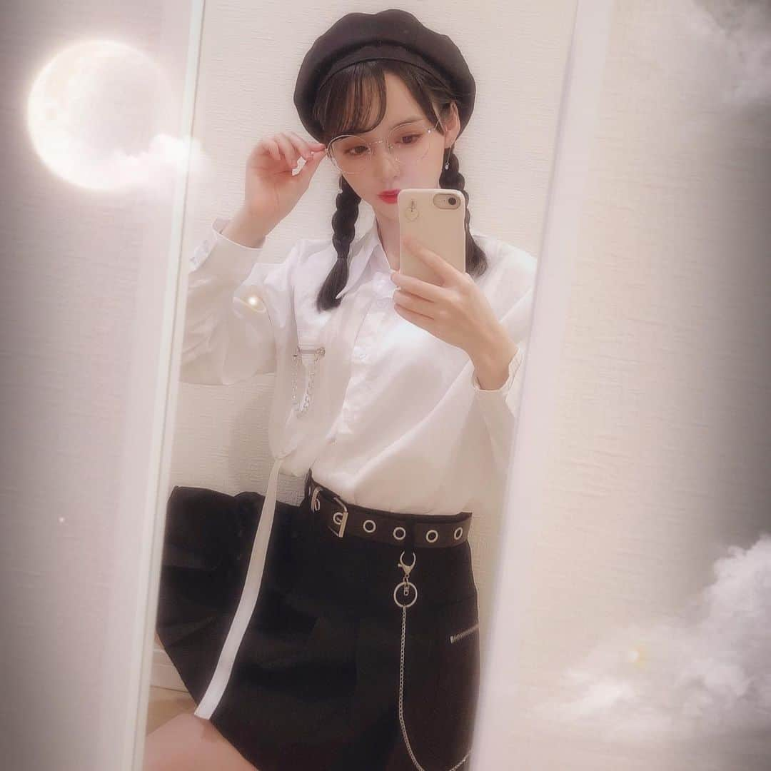 村西里世さんのインスタグラム写真 - (村西里世Instagram)「🤓🖤🤍 #全身鏡 #全身コーデ #今日のコーデ #モノトーンコーデ #白黒コーデ #メガネコーデ #メガネ女子 #ベレー帽 #韓国ファッション #韓国コーデ #韓国スタイル #韓国好きな人と繋がりたい #お洒落さんと繋がりたい #おしゃれさんと繋がりたい #케이팝 #아이돌 #한국아이돌 #옷스타그램 #패피 #패션스타그램 #코디스타그램 #멋스타그램 #오오티디 #데일리룩 #전신샷 #japanesegirl #kpopidol #kpopfashion #fashiongram #instafashion」12月13日 21時02分 - riserise_0707