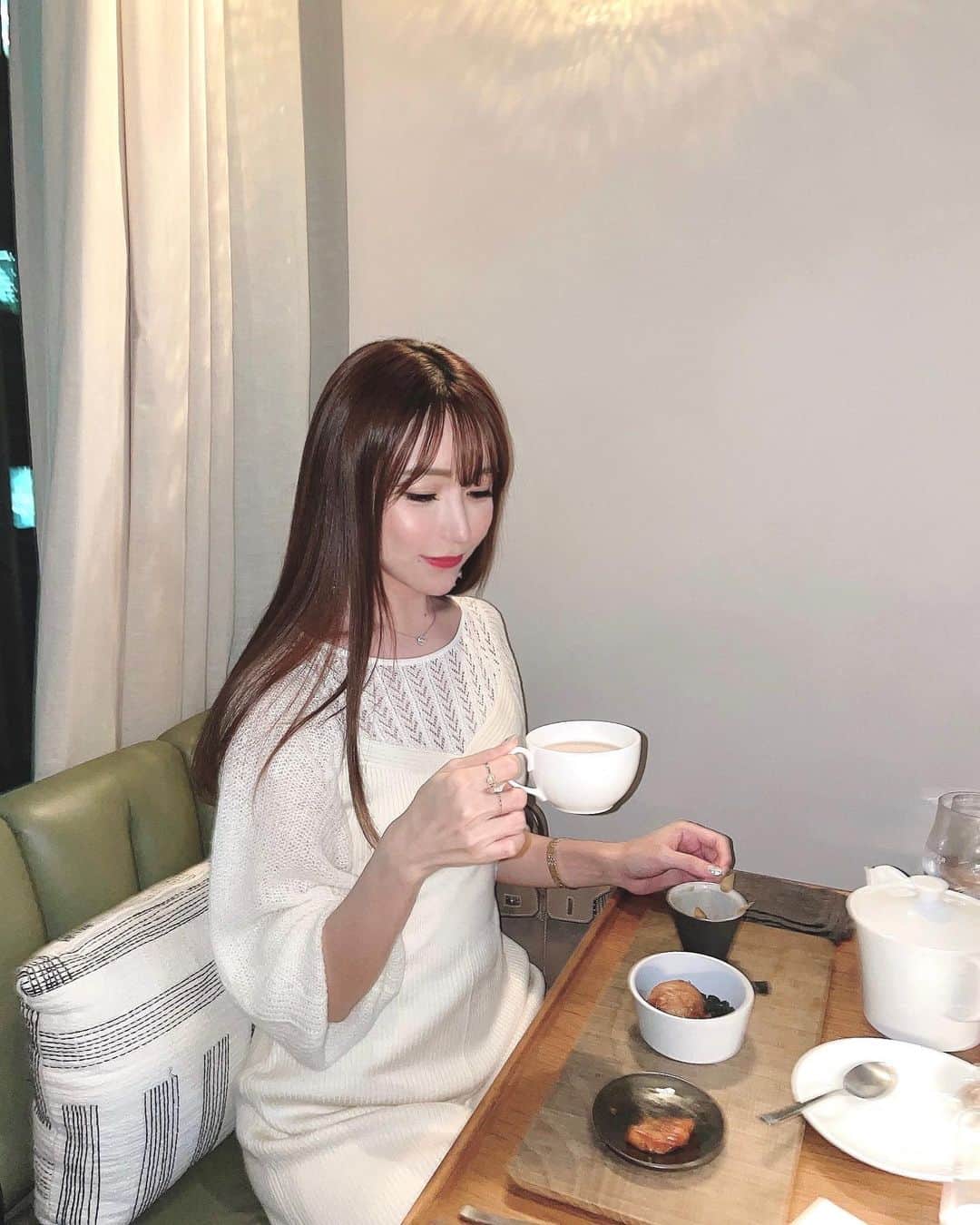 松岡里枝さんのインスタグラム写真 - (松岡里枝Instagram)「丸の内でフレンチディナー🍽  雰囲気の素敵なお店【THE UPPER】 @theuppertokyo で イノベーティブフュージョンのフレンチをいただきました✨ ワインのペアリングも🍷 とっても美味しくて、お喋りも楽しくて充実した時間でした☺️💕  質問をいただいていたこちらのニットワンピースは　@mercuryduo_com のものです💗  タイトなシルエットでスタイルアップ✨ 袖はボリュームがあって、胸元がさりげなく透けています☺️ このワンピース可愛い💞  #theupper #theuppertokyo #mercuryduo #丸の内 #マーキュリーデュオ #ニットワンピース #フレンチ #イノベーティブフュージョン #女子会」12月13日 21時02分 - okarie1023
