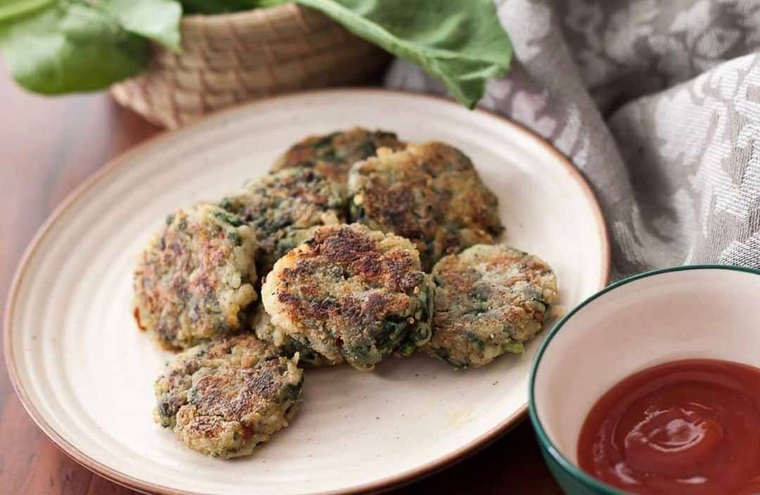 Archana's Kitchenさんのインスタグラム写真 - (Archana's KitchenInstagram)「Aloo Spinach & Cheese Tikki Recipe is a quick snack that is a combination of potato and spinach seasoned with dried oregano and chili flakes. The hash tikkis are then toasted lightly on a flat pan till it is crispy. This is the best teatime snack you can make on a Sunday!  Get the recipe from the smart.bio link in my profile @archanaskitchen . . . . . . . . #recipes #easyrecipes #snacks #teatime #teatimesnacks #archanaskitchen #energyballs #spirulina #ragiballs #dryfruits #energyballsnacks #cheesecake #healthyeating #eatfit #cooking #food #healthyrecipes #foodphotography #recipeoftheday #comfortfood #deliciousfood #monsoonsnacks」12月13日 21時03分 - archanaskitchen