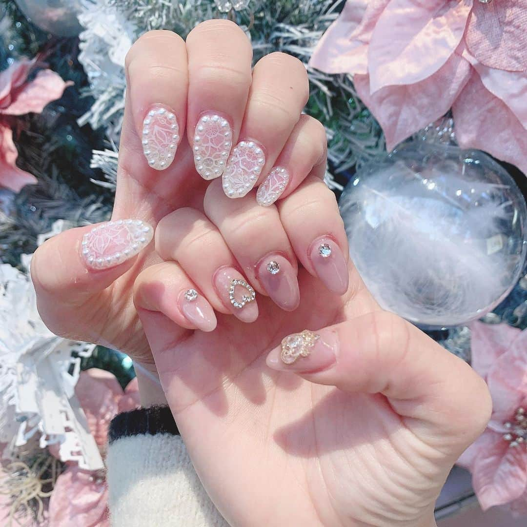 葉月沙耶さんのインスタグラム写真 - (葉月沙耶Instagram)「new nail♡♡  #ネイルデザイン #ネイル #ジェルネイル #ジェルネイルデザイン #クリスマスネイル #ゆめかわネイル #シンプルネイル #シンプルネイルデザイン #大人ネイル #上品ネイル #ピンクネイル #ホワイトネイル #パールネイル #네일아트 #네일 #เล็บ #nail #nails #เล็บเจล」12月13日 21時13分 - sayapon_310