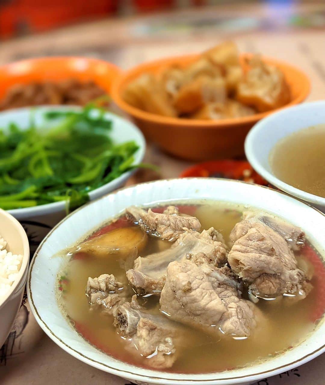 Li Tian の雑貨屋のインスタグラム：「Ending of the week with this old-school bak kut teh which we found to be pretty salty 🥣 But still good for some you-tiao dunking action and the portion for the braised peanuts was generous!   • • • #sgeats #singapore #local #best #delicious #food #igsg #sgig #exploresingapore #eat #sgfoodies #gourmet #yummy #yum #sgfood #foodsg #burpple #beautifulcuisines #bonappetit #instagood  #eatlocal #bakkutteh #delicious #sgrestaurant #sgpromo」