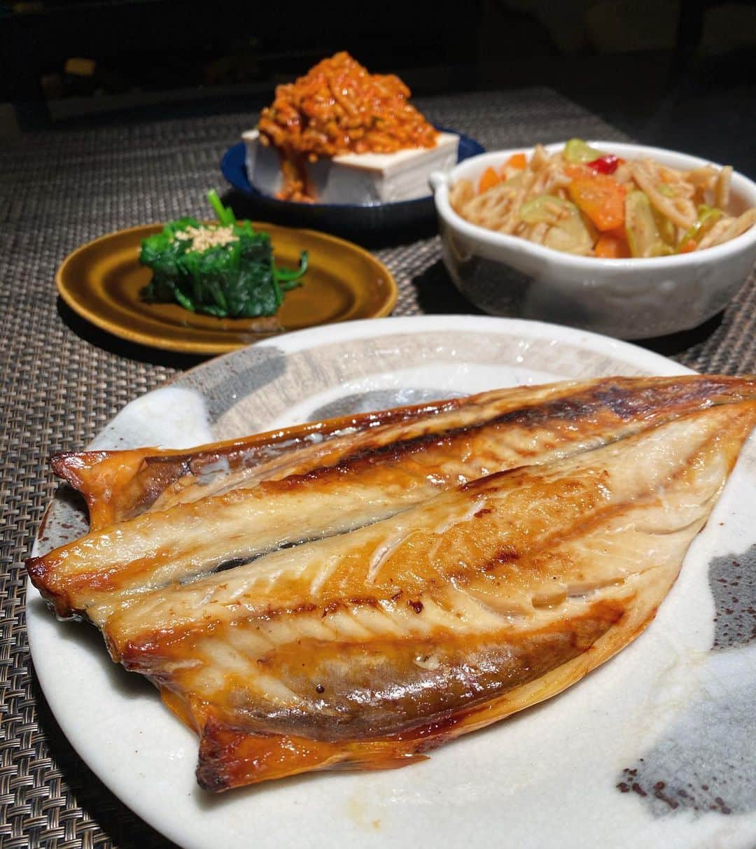 中倉隆道さんのインスタグラム写真 - (中倉隆道Instagram)「. 今夜は『トロ鯖の干物』🐟 . 超デカくて脂の乗ったトロサバ！ 焼いてる時から脂が滲み出てくるー♬😆✨ . 皮目はしっかり焼いてパリッと身はフワッと脂いっぱいで超ウマウマ！！😋💕 半身だけで充分だったー . . 『レンコンと人参のきんぴら』 ブロッコリーの芯を入れて無駄なく調理♬ シャキシャキのレンコン美味いー！ . . 美味しかったー♬ 今夜も恵みに感謝🙏 . . #鯖の干物 #干物 #トロ鯖 #きんぴら #レンコンのきんぴら  #ベジめし #夜ご飯 #オウチゴハン #男ノ料理 #dinner #vegetables #ダイエット #diet #ダイエットメニュー #オトコノキッチン #料理愛好家 #フリーアナウンサー #柿ピー研究家 #中倉隆道」12月13日 21時13分 - ryudo.tokyo