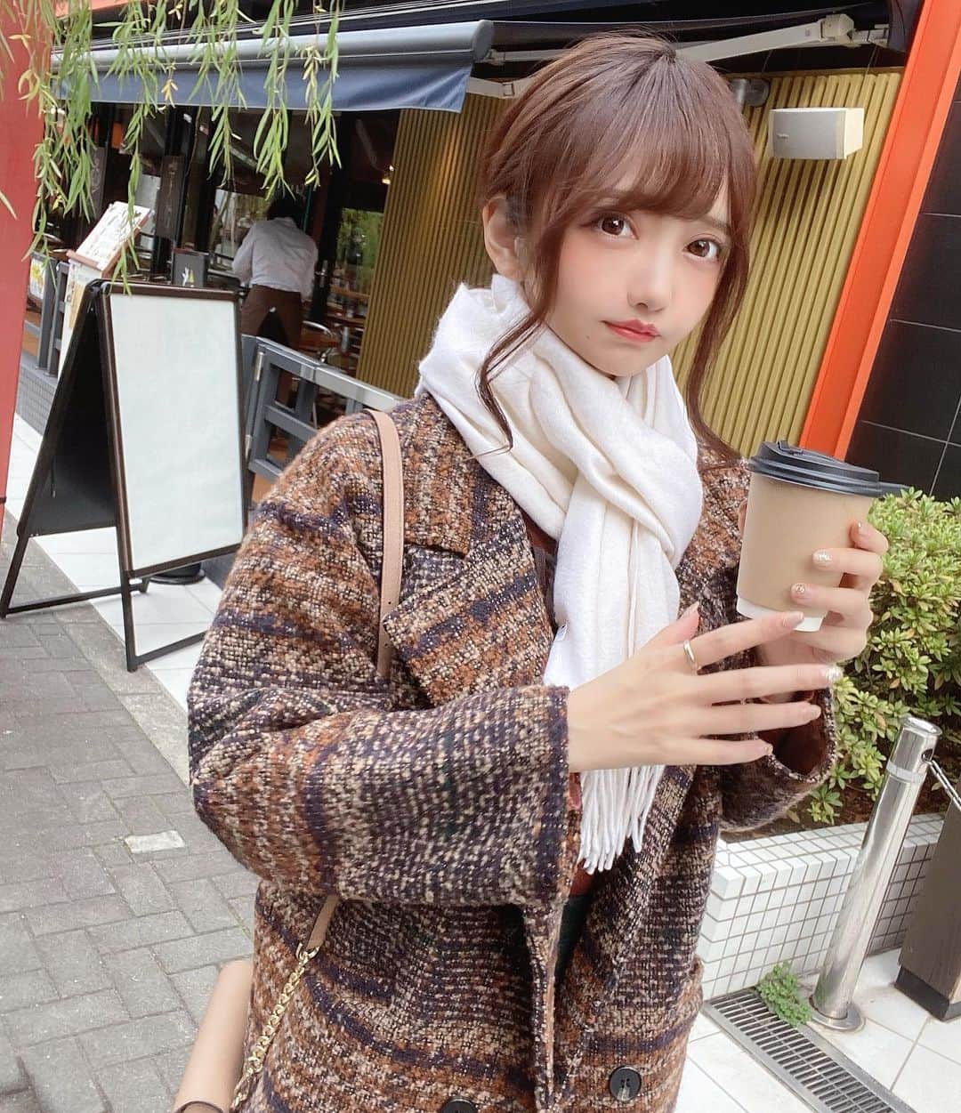 遠藤 玲奈 /endo renaのインスタグラム：「冬きらいなんですけど、 冬のお散歩はすきです。 ♡outer：@chery_jp  可愛いお洋服たくさんあるので AWのお洋服チェックしてみて下さい🎟 #chery  #aw #冬コーデ #outer  #アッシュ #グレージュ #サロンモデル」