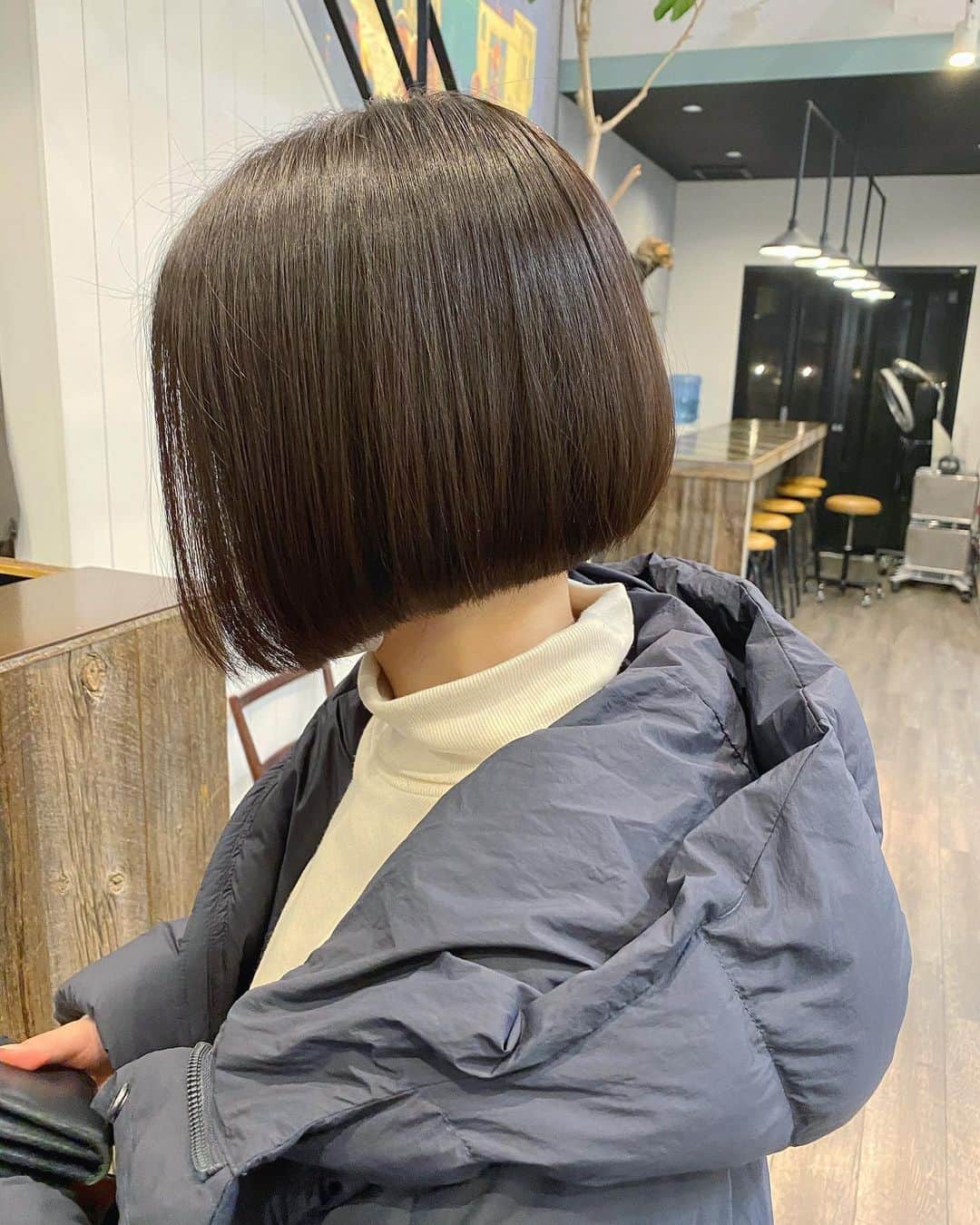 野口和弘のインスタグラム：「ぱっつんボブに深みのあるネイビーグレージュ。 #cieca. #ciecanoguchi」
