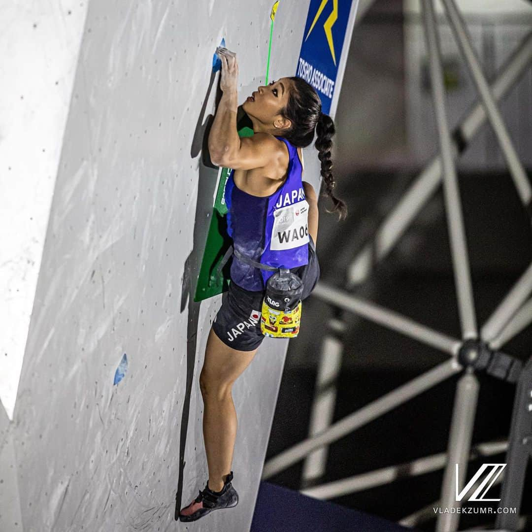 野中生萌さんのインスタグラム写真 - (野中生萌Instagram)「これまで、JMSCAとIFSC間でのオリンピック選手選考に関する問題について、個人のSNSでは全く触れていませんでしたが、長期に渡り議論され続けていた結果が先日発表されたので改めてご報告します。 2019年の世界選手権(八王子)大会の成績により、コンバインド種目で決勝に出場した日本人4名の内、最終結果上位2名(野口啓代・私)が選考されるという形になりました。  あの大会から一年、いや一年以上…。 ようやく結果が発表され、オリンピック出場が決まり、とても嬉しい気持ちでいっぱいです。 が、それと同時にとても複雑な気持ちです。 これまでの長い期間、協会間の判断ミスにより起きた問題で振り回されてきた選手のこと。私だけではない、他の選手が感じていたストレスは計り知れません。見えない将来に可能性や希望を持ち続け、モチベーションを保ち続けることは簡単なことではない(コロナ含め)。そんな不安な時期が長かった…。 クライミングがオリンピック競技に選ばれて以来、競技を続けている中で良くも悪くも本当に沢山の事が大きく変わり、それは私の想像を遥かに超えていました。今回の事を踏まえ、もうこのような問題が二度と選手に起こらぬよう、クライミング競技がもっと成長していく事を願っています。  選手選考の発表のされ方は私の望んでいた形ではなかったけれど、正式に選ばれたからには、覚悟を持って目標に向かい全力を尽くしたいと思います。 Photo by @vladek_zumr from WCH 2019 ————————————————————  #adidas #RedBull #牛乳石鹸 #三井不動産 #XFLAG #tokyopowder #climbing #bouldering #クライミング #ボルダリング @redbull @adidas @bpump_ogikubo @oikosjapan @tokyopowder @beatsbydre」12月13日 21時12分 - nonaka_miho