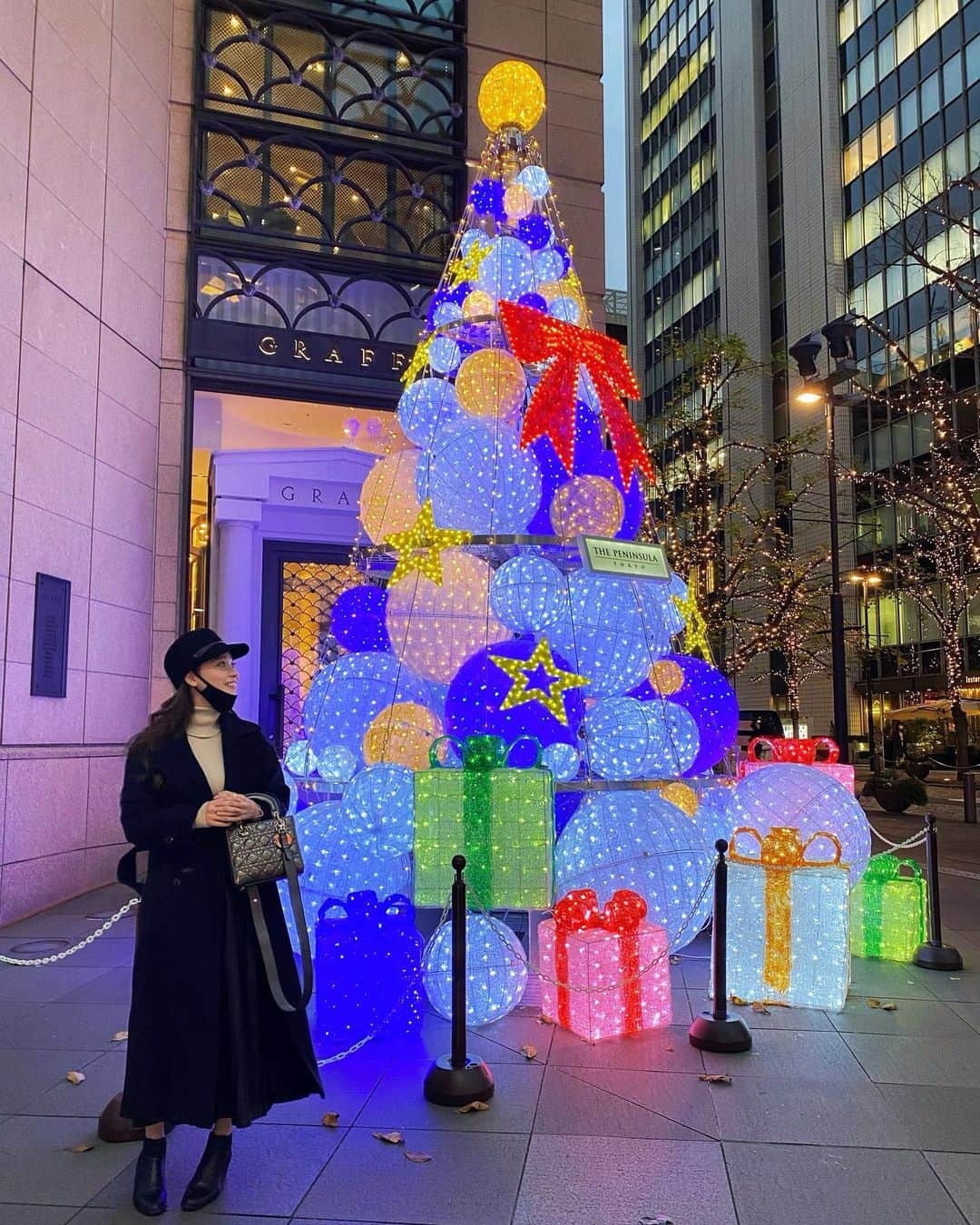 陽菜えみるのインスタグラム：「. . 街中がクリスマスムードに なってきましたね🎄💫✨✨ ペニンシュラのツリーが 可愛いすぎたーっ🥰😍 . ここ数年はペニンシュラの前を通ると 以前出演させて貰った ドラマの打ち上げがここであったので その事を思い出します😌💭 . ドラマソロ初主演だった 石原さとみさんのグッとくる挨拶の後に 主題歌だったback number さんの 『クリスマスソング』の弾き語りで 演者もスタッフさんも(女性はほとんど) みんなで号泣だったなぁ😭✨✨✨ . . #クリスマス #クリスマスツリー #クリスマスムード #ペニンシュラ東京 #ペニンシュラ #5時から9時まで #フジテレビ #ドラマ #月9 #思い出深い場所 #打ち上げ #石原さとみ さん #大好きなドラマ #backnumber さん #バックナンバー さん #backnumber好きな人と繋がりたい #クリスマスソング #特別 な曲 #思い入れのある曲」