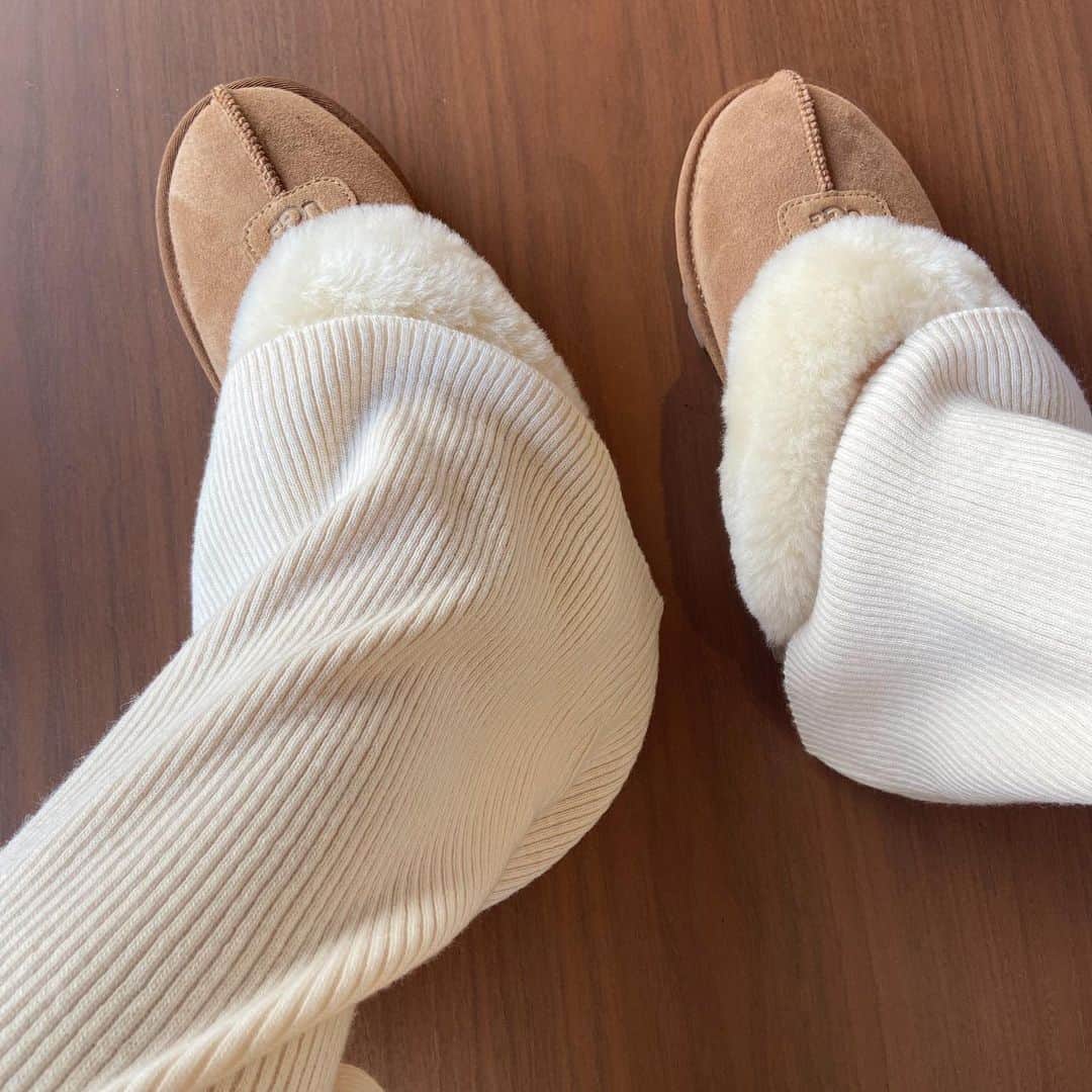 i am aiのインスタグラム：「🤍♨️🦶🏻 ぽかぽかで足が温泉になる ㅤㅤㅤㅤㅤㅤㅤㅤㅤㅤㅤㅤㅤ #ugg #어그 #어그슬리퍼 #アグ#ルームシューズ」