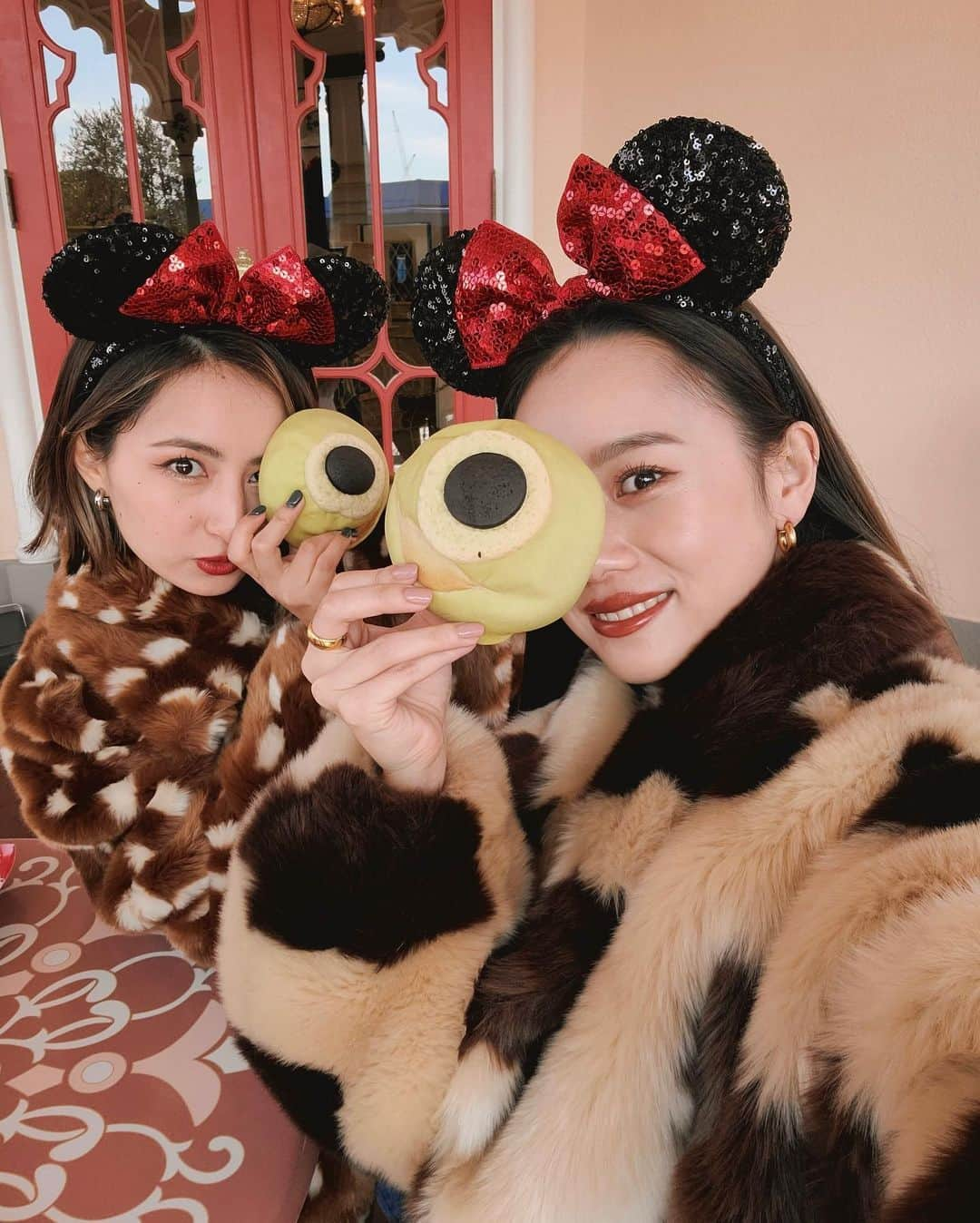 Julia Castroさんのインスタグラム写真 - (Julia CastroInstagram)「Christmas Disney with @aoi186 ❤️❤️❤️ 1年ぶりのあおいちゃんとのディズニーは楽しすぎてとっても幸せな1日でした❤️ YouTube載せたのでみてね!! 沢山写真撮ったので今日から少しずつ載せていきます🐭🐭✌🏻 今日はお気に入りselfie4枚📷 . #disneyland #disney #tokyodisneyland  #christmas #fashion #christmasdisney  #minniemouse #girls #winterfashion #friends #friendship #outfit #ディズニーランド #クリスマスディズニー #ディズニー #ファッション #夢の国 #ミニーちゃん #ディズニーコーデ #カチューシャ #冬ファッション #冬服 #東京ディズニーランド #もこもこ #シミラールック」12月13日 21時22分 - julia.c.0209