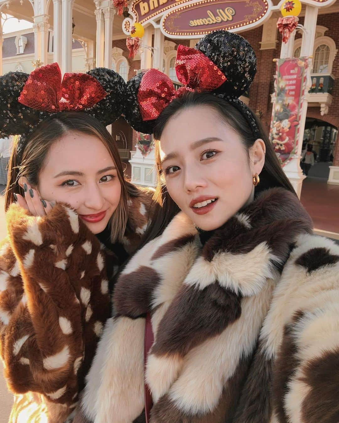 Julia Castroさんのインスタグラム写真 - (Julia CastroInstagram)「Christmas Disney with @aoi186 ❤️❤️❤️ 1年ぶりのあおいちゃんとのディズニーは楽しすぎてとっても幸せな1日でした❤️ YouTube載せたのでみてね!! 沢山写真撮ったので今日から少しずつ載せていきます🐭🐭✌🏻 今日はお気に入りselfie4枚📷 . #disneyland #disney #tokyodisneyland  #christmas #fashion #christmasdisney  #minniemouse #girls #winterfashion #friends #friendship #outfit #ディズニーランド #クリスマスディズニー #ディズニー #ファッション #夢の国 #ミニーちゃん #ディズニーコーデ #カチューシャ #冬ファッション #冬服 #東京ディズニーランド #もこもこ #シミラールック」12月13日 21時22分 - julia.c.0209