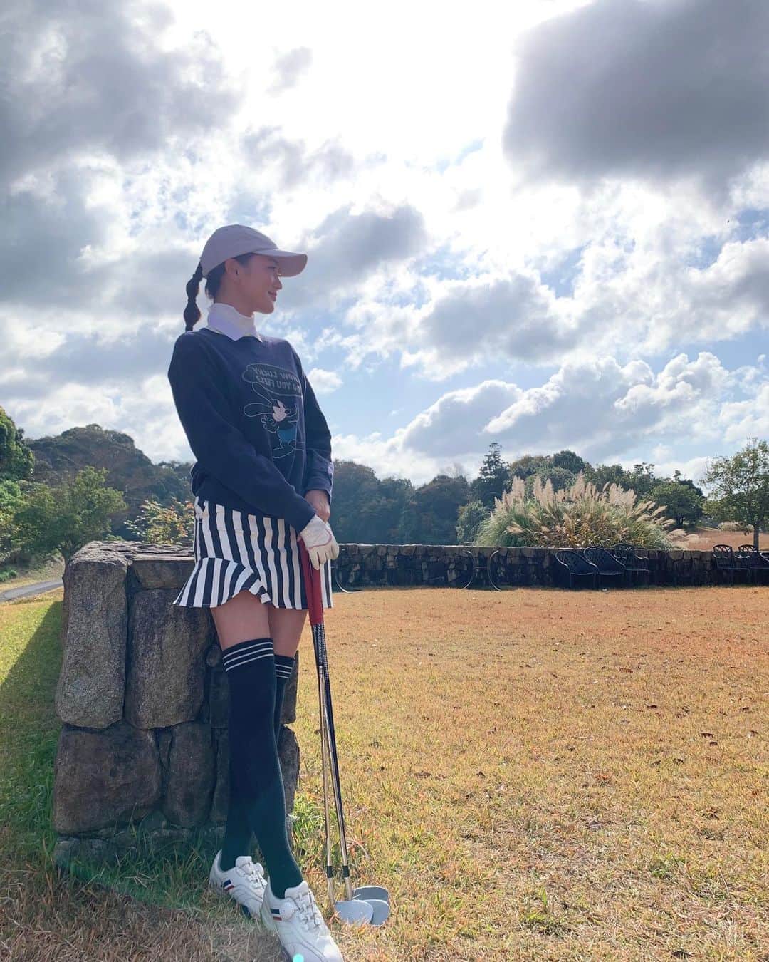 遠藤瞳のインスタグラム：「先月⛳️暖かい日だったなあ🌞 力んでたのかな、めっちゃ飛び跳ねてる😅  シューズ欲しいなあ〜どこのにしようかな〜🤔🤔  #ゴルフ #ゴルフ女子 #golf」