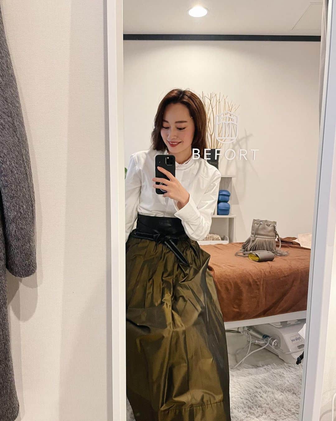 小祝麻里亜のインスタグラム：「ずっとお世話になってるYOU先生が独立してサロンを新たにオープンしたので、 @befort.beauty へお邪魔してきました😊✨   店内もおしゃれで通いたくなるサロン❣️腕は相変わらずYOU先生にお任せなら間違いありません☺️☺️👌  顔だけでなく、まずは腰の矯正からしっかりしてくれるから、すっきりするんですよね😍最後のお花はクリスマスっぽくしてもらって、オープン祝いに✨🎁🌹  年内に行けてよかった💗 またお邪魔します🙏&オープンおめでとうございます🎉  ． ． ＿＿＿ #에스테틱　#얼굴축소 #小顔矯正 #美容矯正#矯正 #小顔 #リフトアップ #フェイシャル  #美容 #たるみ改善 #小顔効果 #たるみ #アンチエイジング#小顔サロン#六本木 #befort #roppongi #beautysalon」