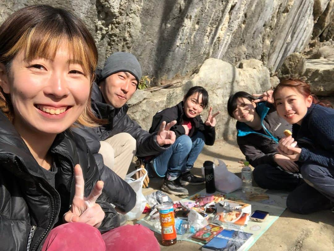 田嶋あいかさんのインスタグラム写真 - (田嶋あいかInstagram)「﻿ ９ヶ月ぶりの二子山🧗‍♀️﻿ ﻿ 日暮れ寸前で「ようこそTウォール」が登れて嬉しかった〜極寒で手の感覚がなくなりつつある中、集中したトライができて気持ちよかったです。﻿ ﻿ それにしても、女子だけで岩に行くっていうのは初めてだったけど新鮮で楽しすぎた🥰﻿ またいこうねー！﻿ ﻿ 現地でお世話になったみなさん、ありがとうございました🙇‍♀️🙌﻿ ﻿ #岩場女子会﻿ #お菓子爆買いしがち﻿ ﻿ ﻿ @mammut_japan  @unparallelup  @rockmasterhq  @organicclimbing」12月13日 21時18分 - tajimaaika