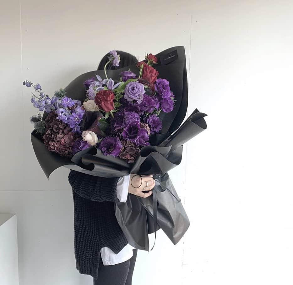 플로리스트 이주연 florist Lee Ju Yeonさんのインスタグラム写真 - (플로리스트 이주연 florist Lee Ju YeonInstagram)「. . 중국팬분들이 배우 이민호씨에게 보낸 대형꽃다발 🖤 멀리서 보내신 그마음 잘 전달 되었길 바래요 🙆🏻‍♀️ . #바네스꽃다발 #대형꽃다발  . 订花 WeChat ID vaness_flower 페이팔 결제 가능  클래스상시모집 당일꽃주문가능 . #수업문의 #주문예약 #lesson #Order  Katalk ID vaness52 WeChat ID vaness_flower E-mail vanessflower@naver.com . 서초구 양재천로 123 5층 📞02-545-6813 . #vanessflower #florist #flowershop #handtied #flowerlesson #花束 #바네스플라워 #플로리스트 #꽃다발 #부케 #플로리스트학원 #플라워레슨 #양재동꽃집 #양재역꽃집 #꽃다발주문 #꽃수업 #꽃주문  #대관 #공간대여 #스튜디오대관 #자연광스튜디오 #자연광스튜디오대관 #스튜디오」12月13日 21時19分 - vanessflower