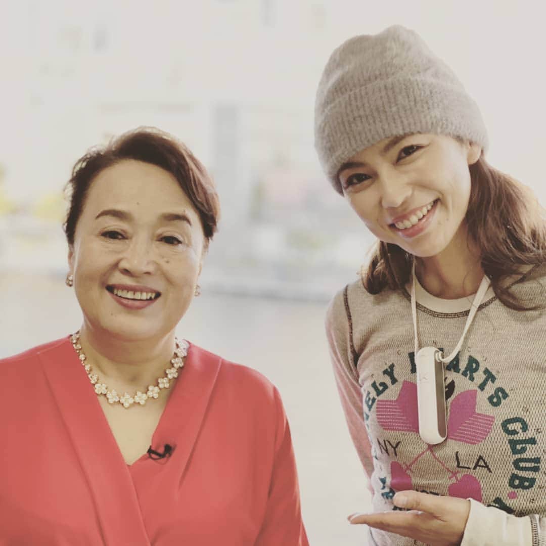 のインスタグラム：「大好きな尊敬する渡辺えりさんと。楽屋でえりさんに頂いた言葉が一番心に響いた…#渡辺えり さん　#カラオケバトル　#楽屋で長話　#あたたかい方」