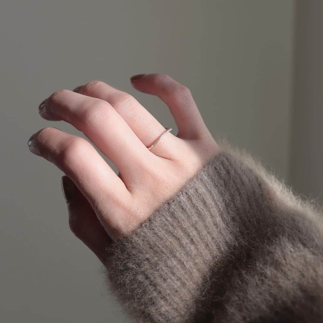 のインスタグラム：「. . 薬指につけているダイヤのリング よく見ると数字がモチーフのデザイン。 . 生年月日から出される運命数を、こっそりお守り代わりとして身につけています♡ @sienarose_official  . . . . #sienarose #シエナロゼ #運命数 #運命数リング #リング #ジュエリー #pr #運命数 #ダイヤリング」