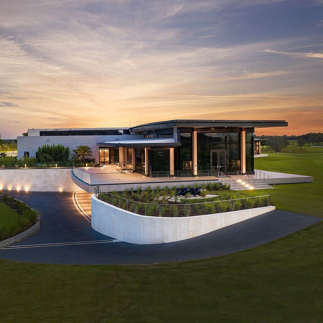 HYPEBEASTさんのインスタグラム写真 - (HYPEBEASTInstagram)「@hypegolf: Michael Jordan has opened the Grove XXIII, his state-of-the-art private golf course located in Hobe Sound, Florida. Named after his iconic number from the Chicago Bulls, this sophisticated high tech luxury course provides a new experience for those who visit, but access is quite limited. Check out more details via the link in bio. ⁠⠀ Photo: @nbww」12月13日 21時21分 - hypebeast