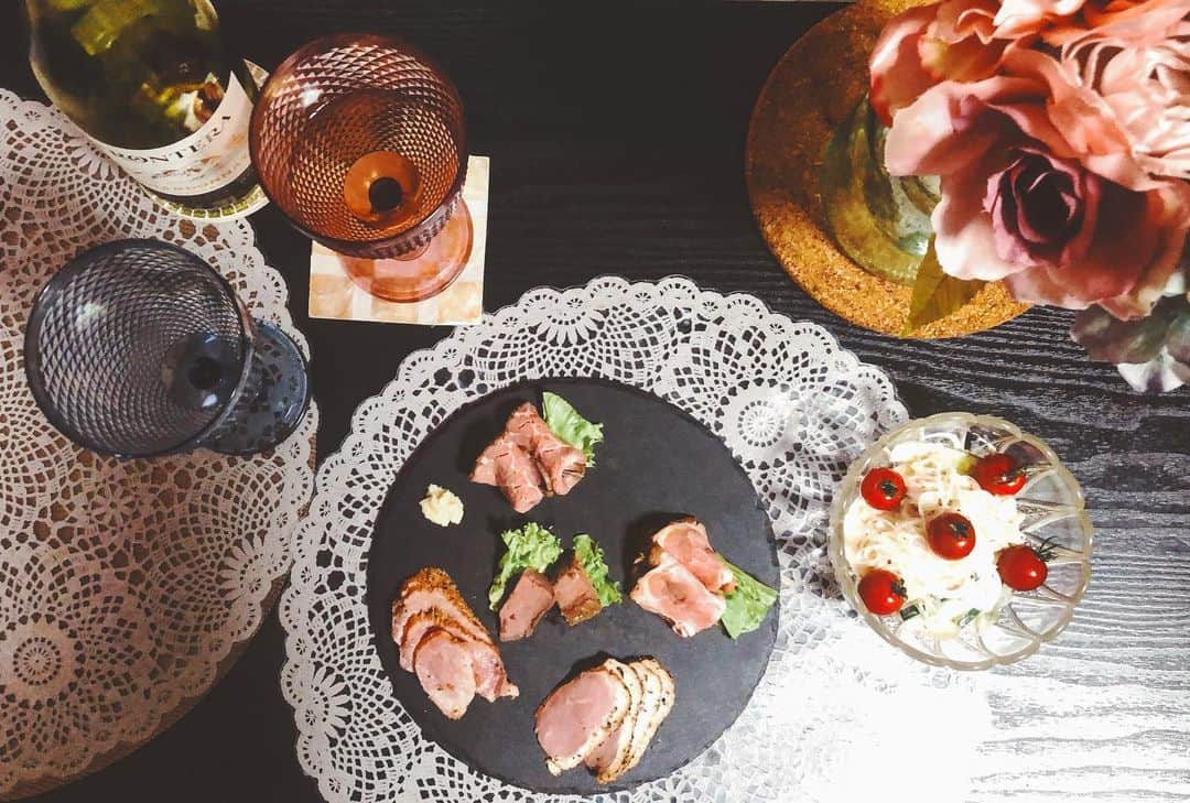 近藤夏奈のインスタグラム：「﻿ ﻿ お笑い見ながらユル飲みタイム🥂🌿﻿ おやすみなさいませ🌝﻿ .﻿ .﻿ ﻿ ﻿ ﻿ ﻿ ﻿ ﻿ ﻿ ﻿ ﻿ ﻿ ﻿ ﻿ ﻿ ﻿  ﻿ ﻿」