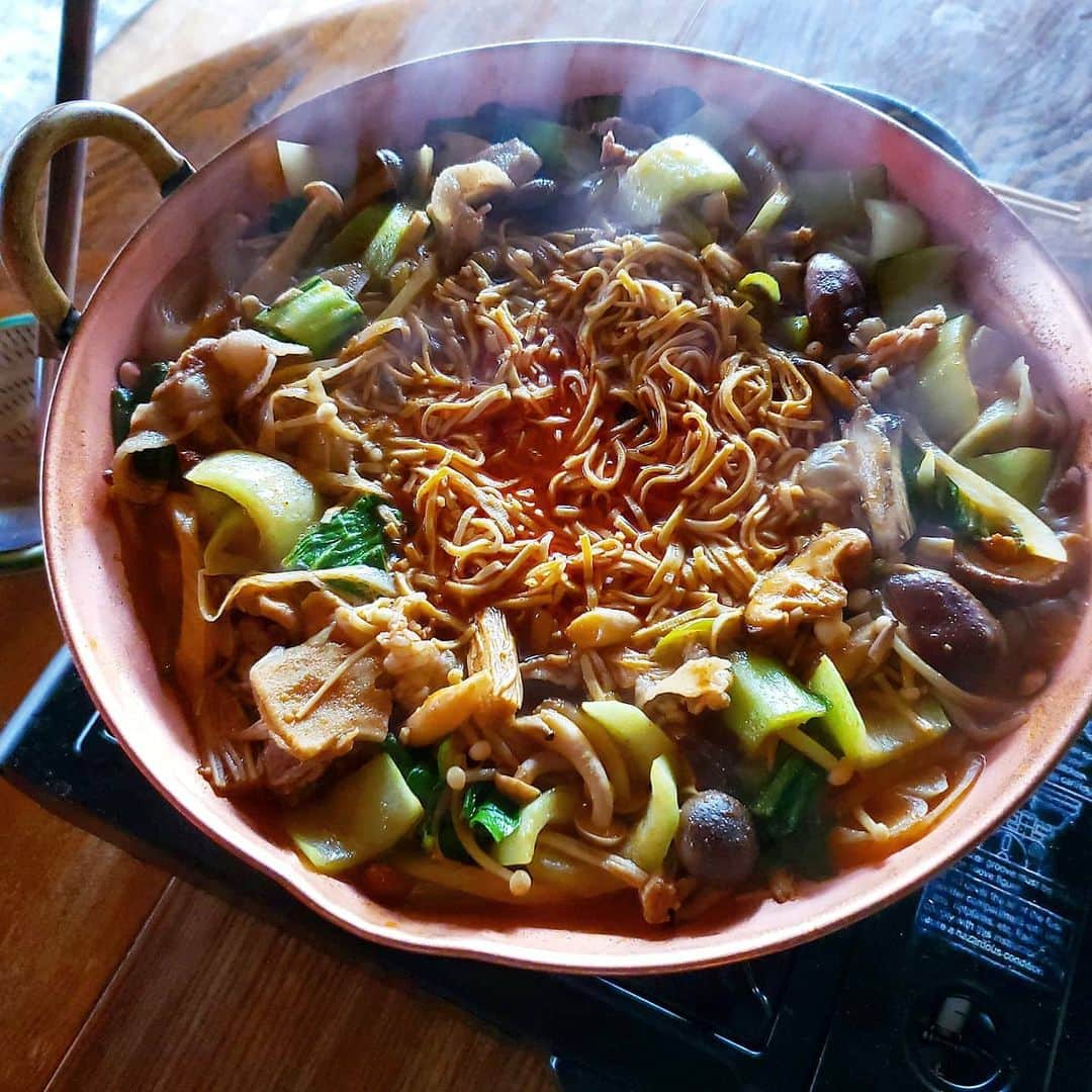 tamiさんのインスタグラム写真 - (tamiInstagram)「* #鍋 *  火鍋が好きで、いつもは自分でスープを作るけれど、今回はお手軽に無印の鍋の素を使って。 辛いのが好きなのでちょっと物足りない……。 わかりやすく言うと、スープごくごく飲めちゃう😂  真ん中にあるのは、豆腐干。(@yushoku_inc) 火鍋に合う～～～！ 罪悪感も減る～🤭  4枚目はお気に入りの豆板醤。 自分で火鍋を作る時に重宝してます😋  * #おうちごはん  #晩ごはん#晩御飯#火鍋#豆腐干 #食事#ごはん#無印の鍋#鍋の素  #豆板醤#辛いの大好き#鍋の季節  #湯気#湯気スタグラム」12月13日 21時30分 - tami_73
