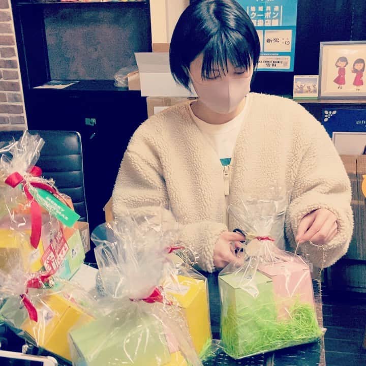 Negiccoのインスタグラム：「﻿ クリスマスラッピング。﻿ プレゼントにいかがですか？﻿ ﻿ #LTMY﻿ #Negicco﻿ #Megu」