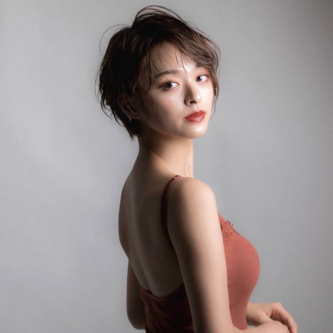 かおりのインスタグラム：「・ ・  振り向きショット✨ いつもと雰囲気変わる〜！  スタジオでの撮影は毎度緊張する、、  #一眼レフ　#振り向き」