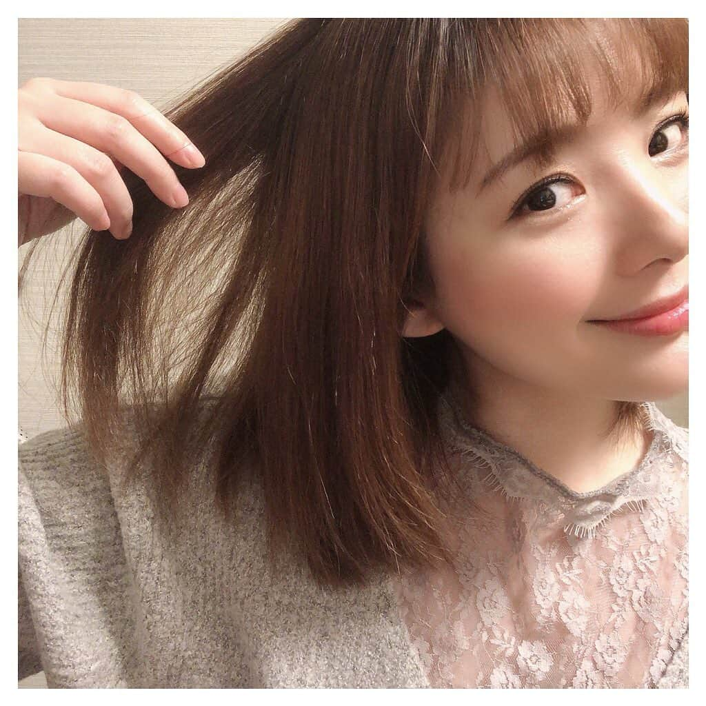 江頭ひなたさんのインスタグラム写真 - (江頭ひなたInstagram)「新しいストレートアイロン買ったー🎵めちゃくちゃ癖毛だから、毎日ストレートアイロンしてるんだけど😄refaのアイロンはプレートが細くて使いやすかったです❤️❤️  #癖毛 #ストレートアイロン #refa #refaアイロン #beauty #アラフォー  #アラフォー美容 #ひなたお姉さん #江頭ひなた #歌のお姉さん #うたのおねえさん #japanese #ญี่ปุ่น #Jepun #일본인 #道産子」12月13日 21時28分 - hinataeto