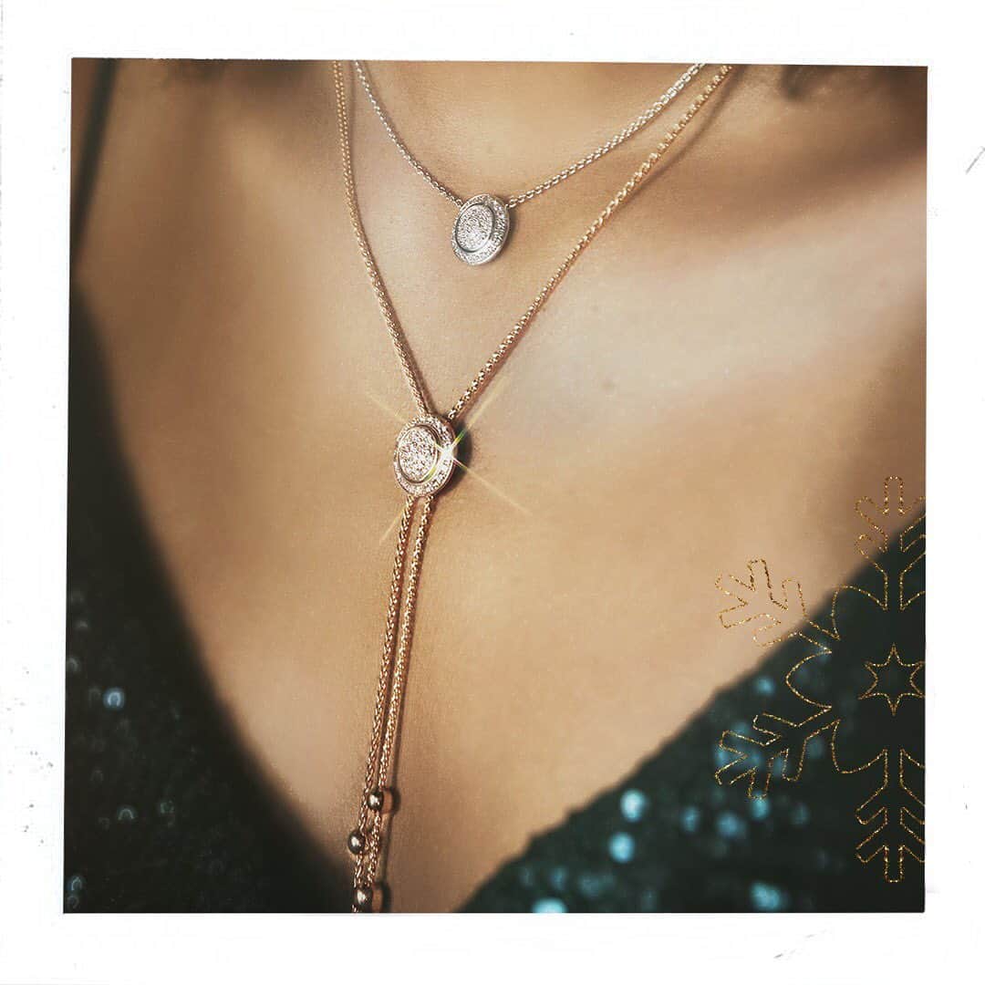 ピアジェさんのインスタグラム写真 - (ピアジェInstagram)「The gift of style that is ever 𝒆𝒗𝒐𝒍𝒗𝒊𝒏𝒈, these #PiagetPossession creations can be worn the way you choose. The pendant of the short necklace can be 𝒇𝒍𝒊𝒑𝒑𝒆𝒅 to an engraved side, while the sliding pendant necklace can be worn long, short or asymmetrically. - #Piaget #NecklaceOfTheDay #GoldNecklace #PiagetHoliday #ExtraordinaryHoliday」12月13日 21時28分 - piaget
