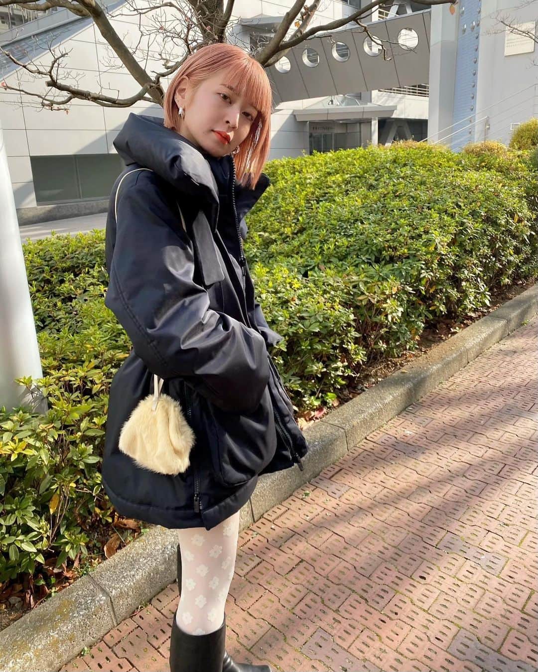 梅村実帆のインスタグラム：「UNIQLO +J 🐕‍🦺🤍 @uniqlo  載せるの遅くなってごめんなさーい🥺 全身ユニクロ😙 今年の冬はこれで乗り切る🏁 #uniqlo #jilsander #uniqloplusj」