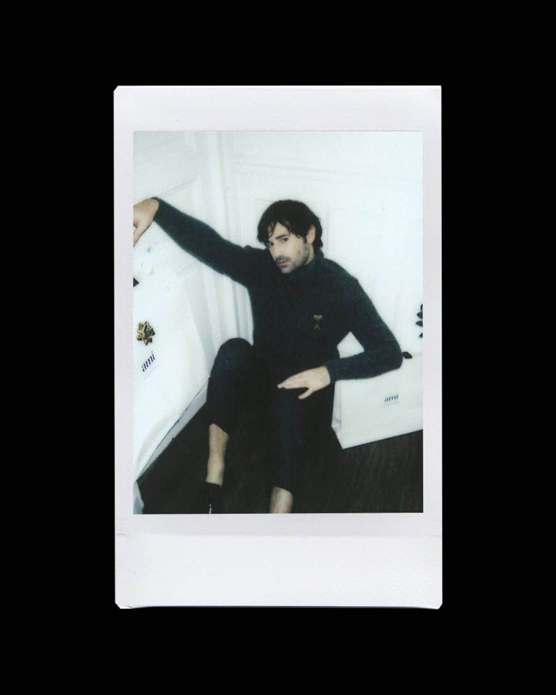 のインスタグラム：「@nicolasmauryofficiel, shot at home (with love)   This holiday season, we wanted to honor our f.AMI.ly – all those who helped us get through 2020 (and what a year!) - standing by the values upon which Ami was founded: friendship, love and gratitude.   Let’s celebrate ❤  #AmiParis #AmiFamily #AmiPortraits」