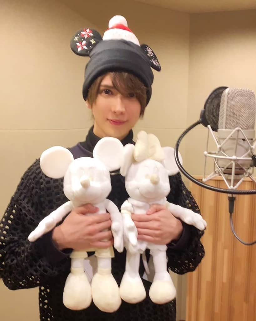 仲田博喜のインスタグラム：「久しぶりの更新。  昨日は Disney 声の王子様のレコーディングでした。  何の曲を歌うのか楽しみにしていてください♪  ミッキー、ミニーちゃんが見ててくれました☺️  #声の王子様 #ディズニー #ミッキー #ミニーちゃん」