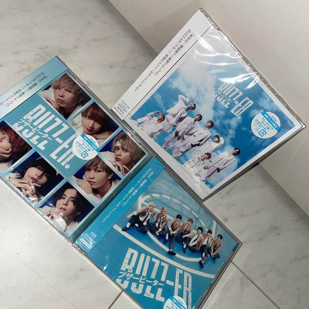 SAKUさんのインスタグラム写真 - (SAKUInstagram)「【 2ndSingle 『ブザービーター』2020.12.2release 】 大変な時代の中こうしてCDをリリースして、組みづらいリリースイベントも開催することができて、店頭でもポップアップ展開して頂いて、ネットでも取り上げられて（https://natalie.mu/music/pp/buzzer02）、ファンのみんなが応援してくれて幸せです🥺  オリコンデイリー［7位］ ウィークリー［13位］ と名だたるアーティストの皆さんがいる中でハニーズの応援のお陰でいい結果も残すことができました。それ以上に今回もみんなとの沢山の思い出ができました。 感謝しかありません！  これからも諦めずに駆けていきます。。。 ・ ・ ・ #ぶざー #ブザー #buzz_er  #2ndsingle #ブザービーター  #20201202  #リリース #release #諦めたらそこで試合終了  #諦めない力 #音楽ナタリー #ナタリー  #タワレコ #tsutaya #渋谷tsutaya  #オリコン #oricon #制服  #CD #音楽 #music  #jpop #jpopidols #爽やかソング」12月13日 21時36分 - saku10291029