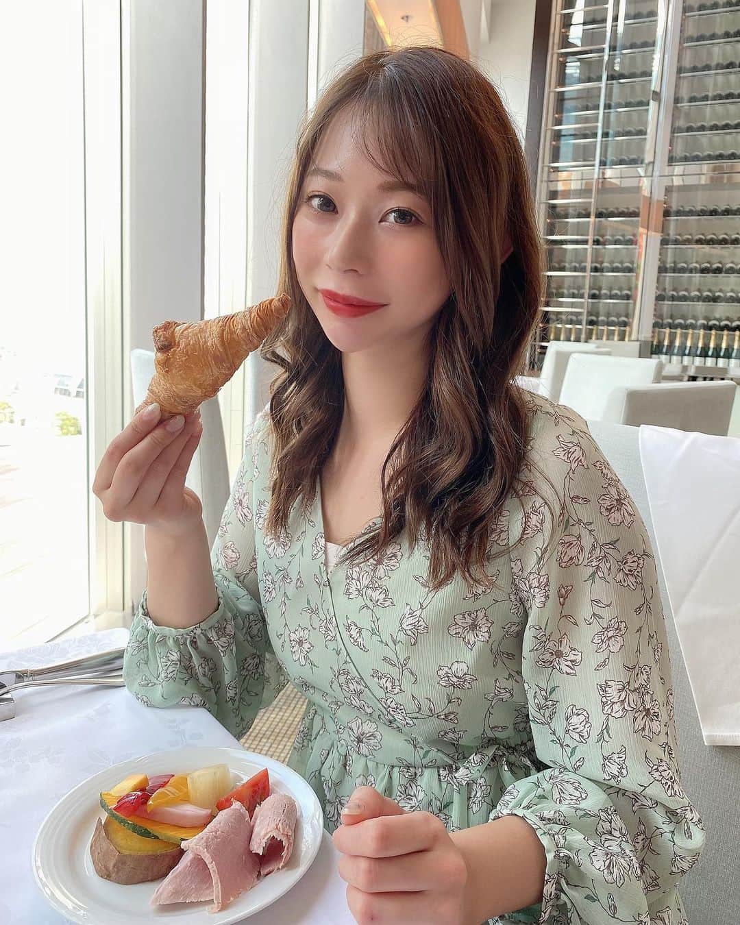 のインスタグラム：「ㅤㅤㅤ  アンモニーアンブラッセ大阪さんの 奇跡の朝食が豪華すぎた🥺❤️❤️  内容は、、👇👇👇👇👇👇 ・グラススパークリングワイン  ・自家製フレーバーウォーターと 季節のこだわりフレッシュジュース ・オーガニックシリアル＆ミルク ・タピオカ入りヨーグルト ・野菜の自家製コンフィチュールと ジャム、はちみつ、フレーバーバター ・自家製コンソメスープ ・野菜ソムリエ厳選の新鮮野菜＜ワゴンサービス＞ ・焼きたてパン 3 種（クロワッサンと他日替わり 2 種） ・サイドミート：ベーコン、ハム、ソーセージ ・京丹波の赤卵でお作りするたまご料理 （５種類の卵料理からお好きなものをお選び頂けます） ・ムレスナ社のフレーバーティーまたは香り高い挽きたてコーヒー  が食べれるの！！朝からめちゃくちゃ贅沢だぁ〜✨✨  野菜が沢山あって嬉しすぎたー！！ オムレツも目の前で作ってくださって めっちゃ美味しかった〜🥰 クロワッサンやパンも全部美味しすぎた〜🥺 生蜂蜜もあってヨーグルトに入れたら最高すぎた！！🍯  ❤️コース内容❤️ 大人 1 名様￥4,400（税込・サービス料別）だよ🎵  泊まっても泊まらなくても食べれるから ぜひ気になった方は予約してみてねーん🤤💓  #大阪モーニング﻿ #ホテルモーニング  #茶屋町モーニング﻿ #大阪モーニング #茶屋町ホテル﻿ #女子旅 #関西モーニング #大阪ホテル﻿ #スイートルーム  #アルモニーアンブラッセ大阪﻿ #rayon﻿ #osakahotel #女子会 #morning  #奇跡の朝食﻿ #梅田ホテル  #モーニング  #BVLGARI #おかじ旅行記 #朝ごはん」