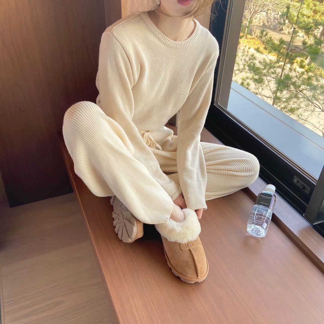 i am aiのインスタグラム：「このままクラシックなコート着たい🐑🤍 ㅤㅤㅤㅤㅤㅤㅤㅤㅤㅤㅤㅤㅤ ㅤㅤㅤㅤㅤㅤㅤㅤㅤㅤㅤㅤㅤ uggはこの旅初おろし🧦 早くお外ではきたいな〜ぽかぽか〜 #ニットコーデ」