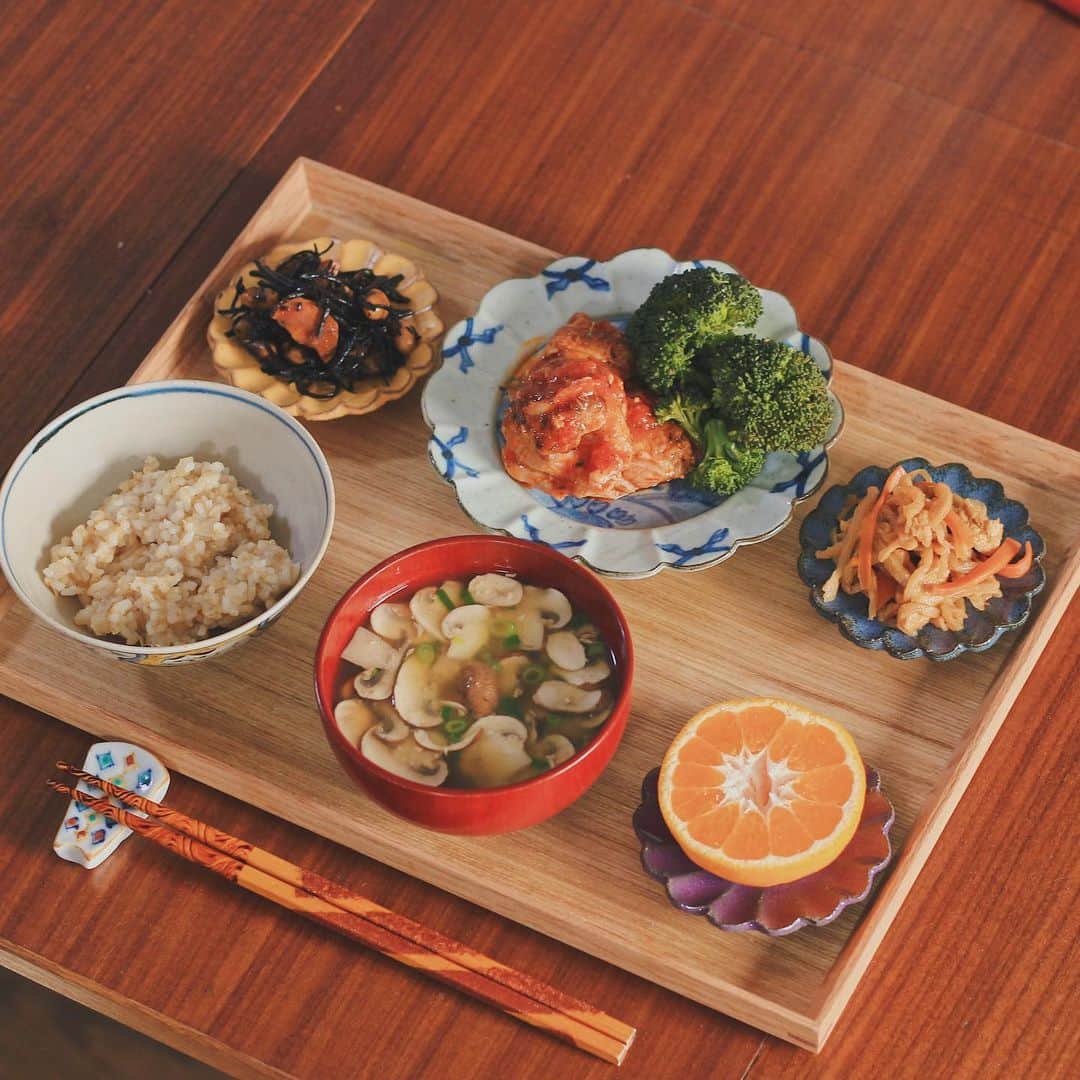 Kaori from Japanese Kitchenのインスタグラム：「チキンのトマト煮定食。猫の茶碗がお気に入り🐱 ・ こんばんは。先日の朝昼ごはん。 冬になるとミネストローネやトマト煮込みなど トマト系のあったかい物が美味しく感じます。 トマトといえば夏のイメージだけど どうやらトマト本来の旬は夏ではないらしい… 薬膳的にみるとトマト自体は 身体を冷やす食材になるので 秋冬に食べる際はスープや煮込みなど 加熱調理がおすすめです。 玉ねぎ、生姜、鶏肉、かぼちゃなどを合わせると◎ ・ 余談ですが お味噌汁に薄切りマッシュルームを入れてみたら 普通に美味しかった🍄 年末に向けて片付けや年賀状はいつやろうかね… なかなかやる気が起きません🤷🏻‍♀️ （断捨離はコツコツ頑張ってます） 今日もお疲れ様でした。 ・ ・ ・ 【おしながき】 玄米ごはん マッシュルームとネギのお味噌汁 チキンのトマト煮込み　ブロッコリー添え ひじきの煮物 切り干し大根の煮物 愛媛土産のみかん（紅まどんな） ・ ・ ・ 2020.12.13 Sun Hi from Tokyo! Here’s Japanese brunch:Brown rice, miso soup, simmered tomato and chicken w/ broccoli, simmered hijiki seaweed, simmered dried radish, and fresh orange as a dessert. ・ ・ ・ #Japanesefood #breakfast #朝ごはん #おうちごはん #早餐 #薬膳 #うつわ #自炊 #家庭料理 #一汁三菜 #小澤基晴 #和食 #松浦コータロー」