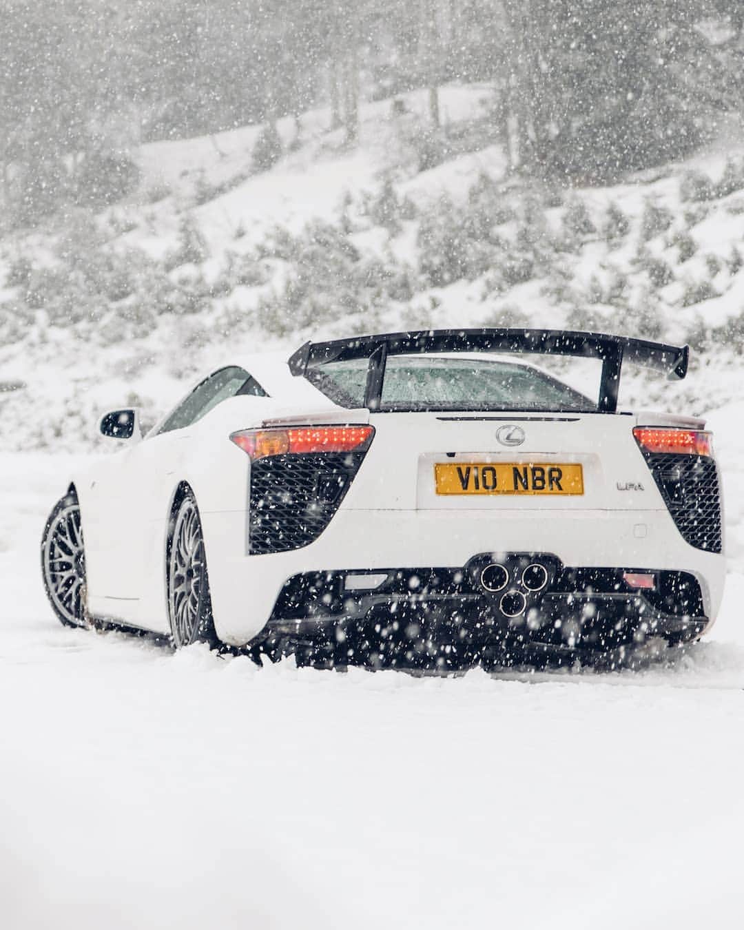 Lexus UKさんのインスタグラム写真 - (Lexus UKInstagram)「Snow is falling. All around me... #LexusLFA  Photo credit: @AlexPenfold  #Lexus #Design #Automotive #LexusF #LFA #Supercar #CarDesign #CarsofInstagram #V10 #10DaysofLFA」12月13日 21時39分 - lexusuk