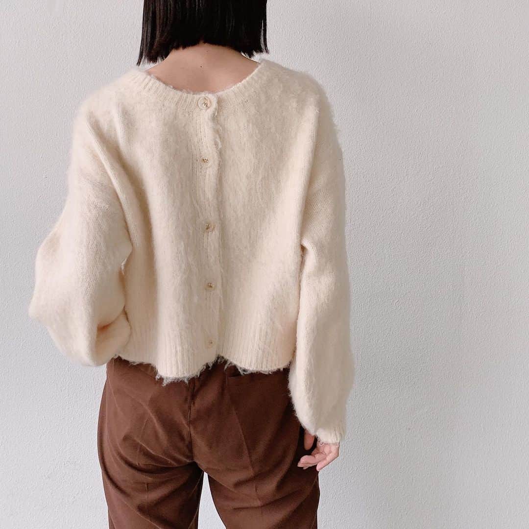 Vannie Officialのインスタグラム：「【VANNIE U モヘアタッチ2WAYニットカーディガン　】3,900+tax  《styling》 ふわふわ素材で見た目にも温かなニット♪ 前後2ＷＡＹなので2通りの着こなしが楽しめます♡ カラーパンツやデニム合わせなどのシンプルコーデでもシーズン感のある雰囲気に◎ その日の気分に合わせて羽織りとプルオーバーを使わい分けてね。  ⠀ 《detail》 たっぽりしたボリューム袖と程よいゆる感がたまらない♡ スコッチ釦が女の子らしくデザインポイントに♪  ⠀ 《fabric》 毛足の長くふんわり軽いモヘアタッチの素材使用 ⠀ ⠀ ⠀ #vannie_u#ヴァニーユー #ZOZOでしか買えない⠀⠀  お問い合わせはDMまでご連絡ください‪‪☺︎‬」