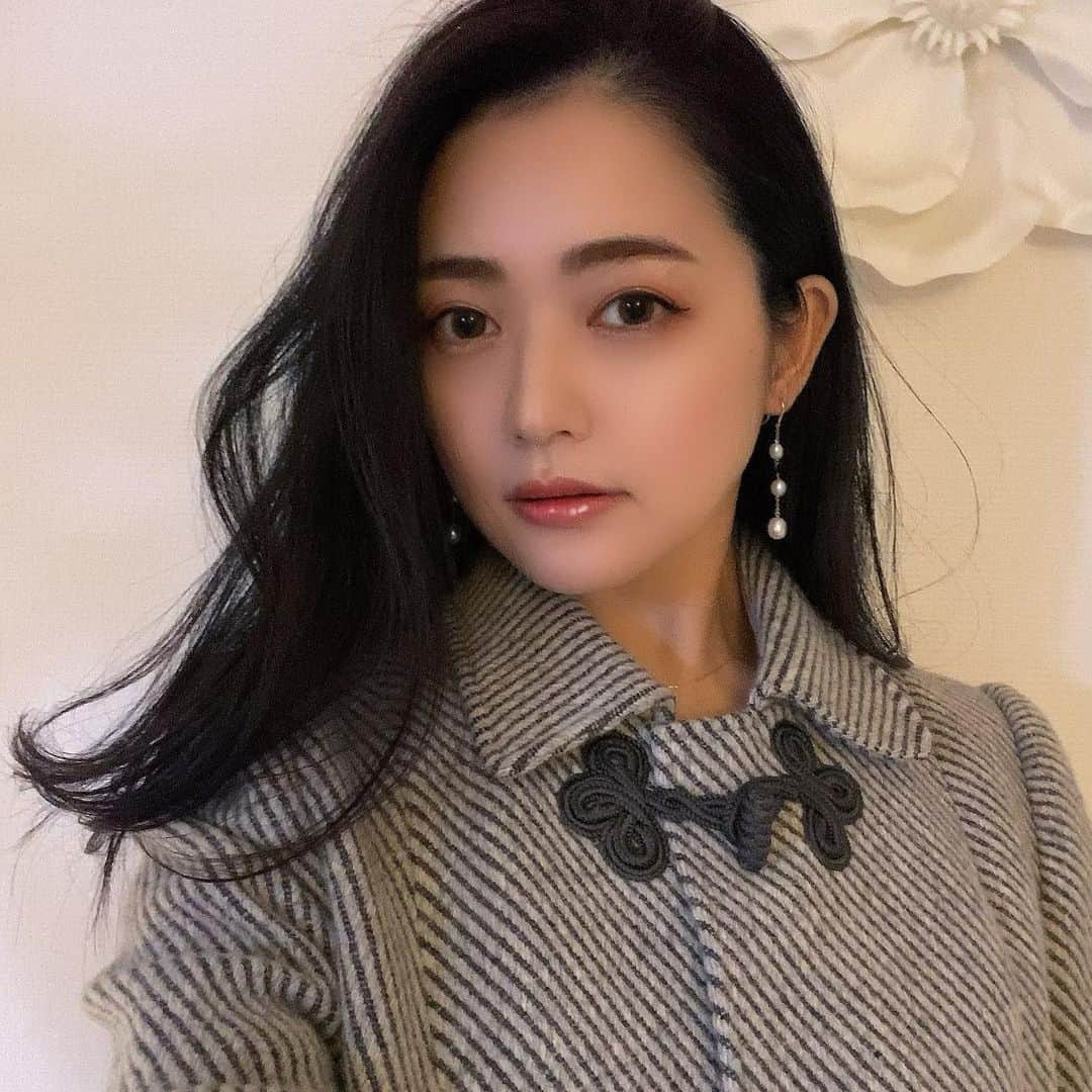 山口愛実のインスタグラム：「ひとめぼれ  VALENTINOのヘリンボーン ヴィンテージコート うぬぼれが甚だしいかもだけど 見た瞬間にあぁこれは絶対に私に似合う！って思うお洋服に出逢っちゃう時ないですか？ あーなるほどそうですよねそのお値段ですよねと思いながらもサイズも確認しないでとりあえず着てみるだけね と袖を通して見ればピッタリ  ヨーロッパの物だからなかなかサイズが合うことも無いはずだし状態も綺麗過ぎる！これは運命とお迎えいたしました 状態が綺麗な年代物があると前の持ち主の愛情も感じられるからアンティークやヴィンテージが大好き いつか娘にも譲れるように私も大切に着なければ  とゆうわけでお財布尻カッチンなので お仕事お待ちしております🙏」