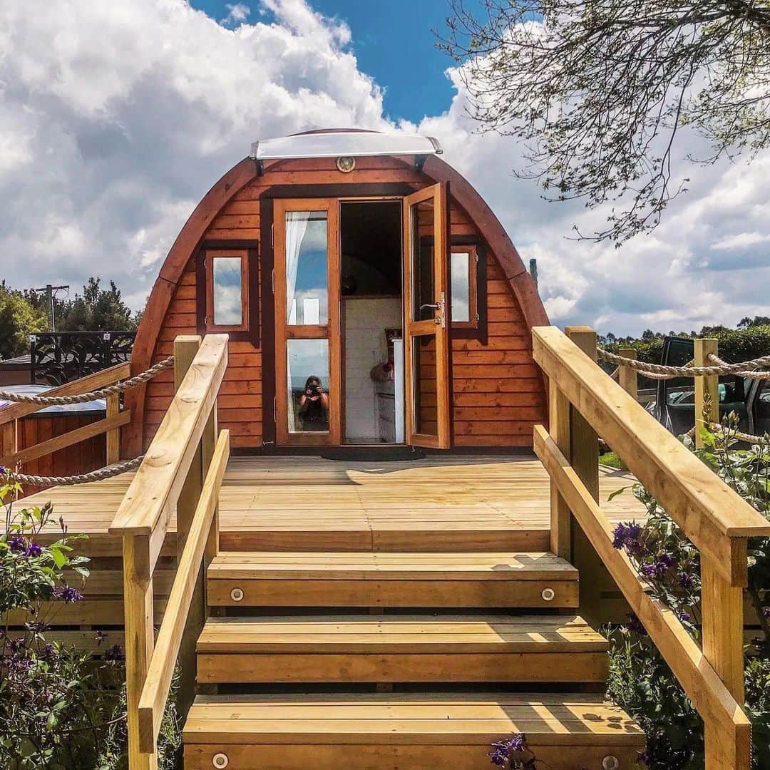 のインスタグラム：「Let nature provide the gifts this year at Superhost Kirsten’s tiny cabin. A nearby bush track leads to a secluded stream where you and your loved one might be serenaded by a Kōkako or two. Be sure to get home in time to feed the chooks, pat the sheep, and have a soak in the wood-fired hot tub.   Photo: @travel__bugz_2020」