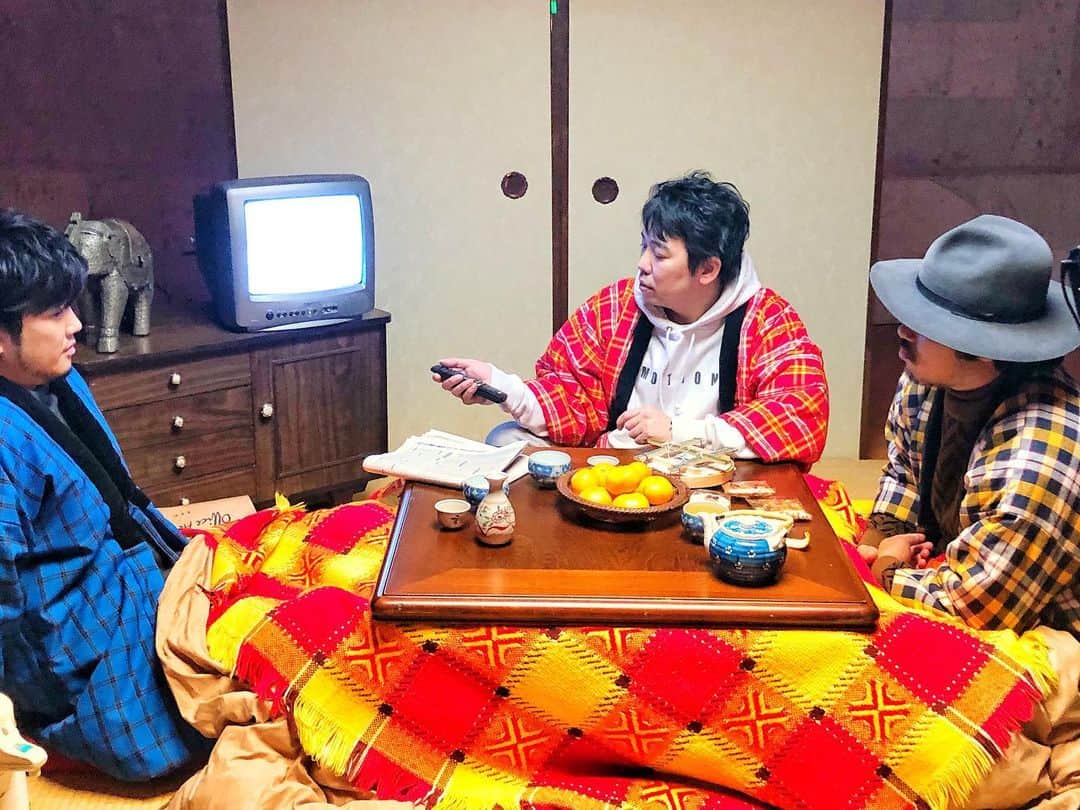 スキマスイッチさんのインスタグラム写真 - (スキマスイッチInstagram)「「Augusta HAND×HAND Online」ご覧いただき、ありがとうございました！﻿ ﻿ #秦基博×#スキマスイッチ 「#冬はこれからだ！ 」﻿ やっと皆さんに映像＆音源を聴いていただきました‼︎﻿ ﻿ 笑いあり、笑いあり…の映像でした。笑﻿ こだわった映像、楽しんでいただけましたでしょうか？﻿ 小道具など、もう一度見ていただけるとより一層楽しめるかもしれません！﻿ ﻿ ﻿ #HANDbyHAND ﻿ ﻿ もう一度！まだ見ていない！方は12/19までアーカイブ配信で是非ご覧ください‼︎﻿ https://www.office-augusta.com/handbyhand/live.html﻿ ﻿ ﻿ #オーガスタ﻿ #ラッパーシンタ﻿ #ラッパー常田﻿ #ドテラスイッチ﻿ #冬これ﻿ #例のやつ #シンタくんの良いところが悪い方に出た﻿ #秦の家でこれから鍋パ﻿ #美味しいネギあるね！﻿ #何鍋する？」12月13日 21時42分 - sukimaswitch_official